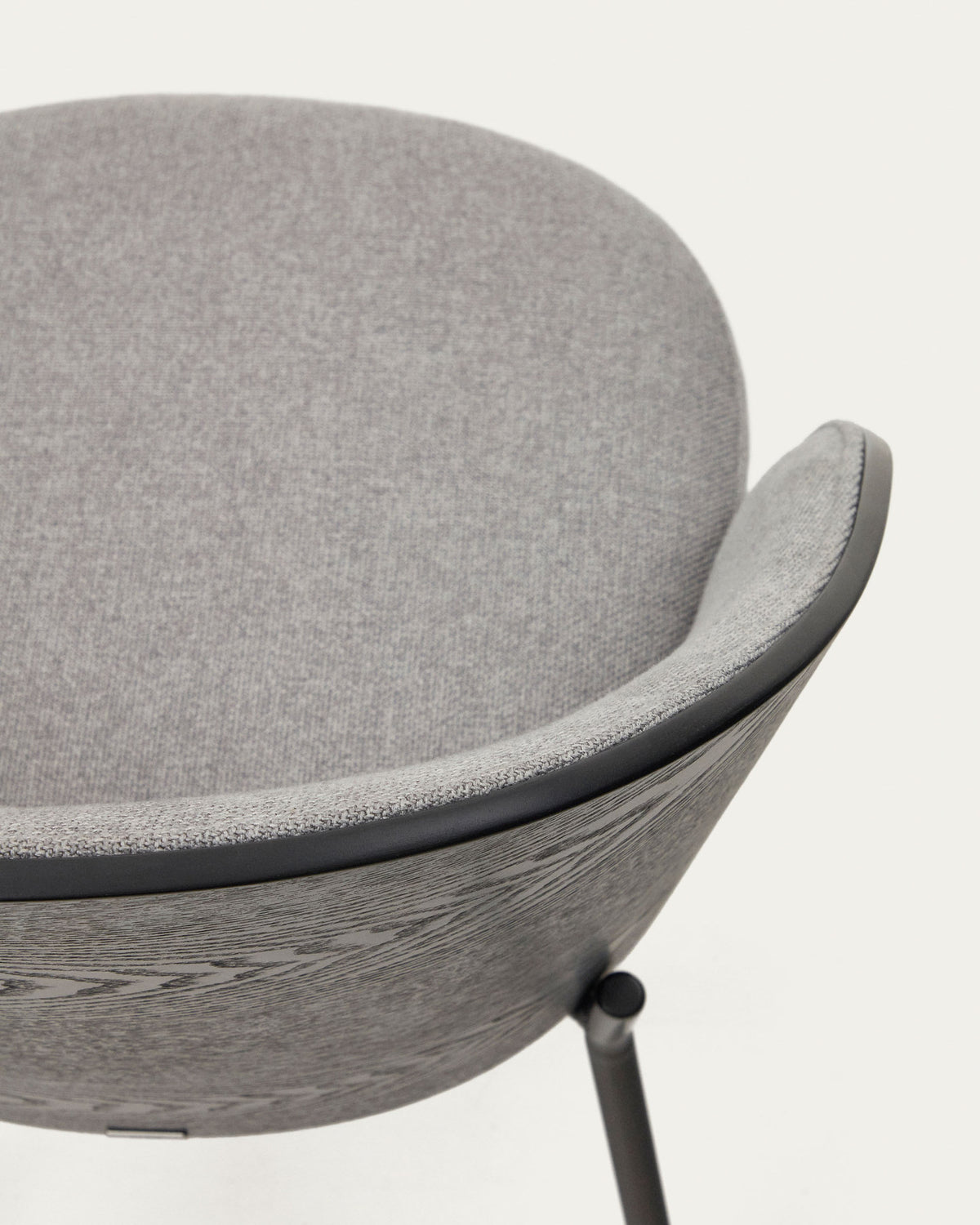 Eamy Stuhl hellgraue Chenille Eschenfurnier mit schwarzem Finish und Metall in Schwarz in Schwarz präsentiert im Onlineshop von KAQTU Design AG. Stuhl ist von Kave Home