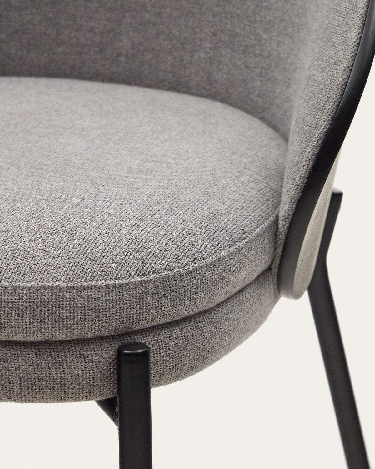 Eamy Stuhl hellgraue Chenille Eschenfurnier mit schwarzem Finish und Metall in Schwarz in Schwarz präsentiert im Onlineshop von KAQTU Design AG. Stuhl ist von Kave Home