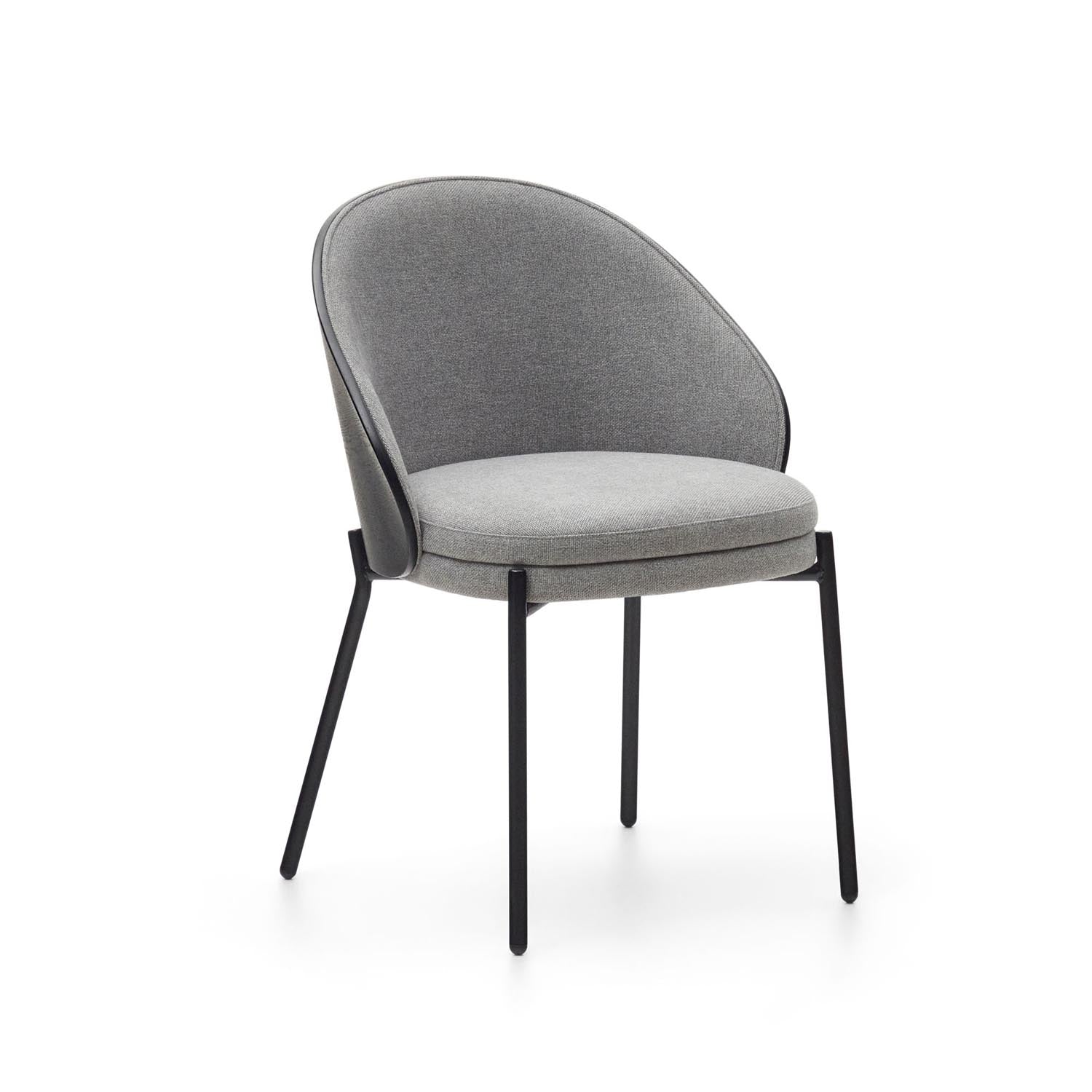 Entdecke den Eamy Stuhl von Kave Home: hellgraue Chenille, schwarzes Eschenfurnier und Metall. Modern, komfortabel und nachhaltig!