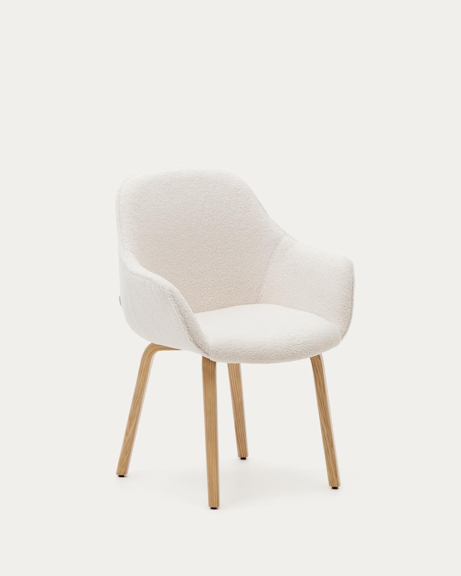 Der Aleli Stuhl von Kave Home: Weisser Bouclé, Eschenholzbeine, modern, komfortabel, langlebig, stilvoll, elegant.