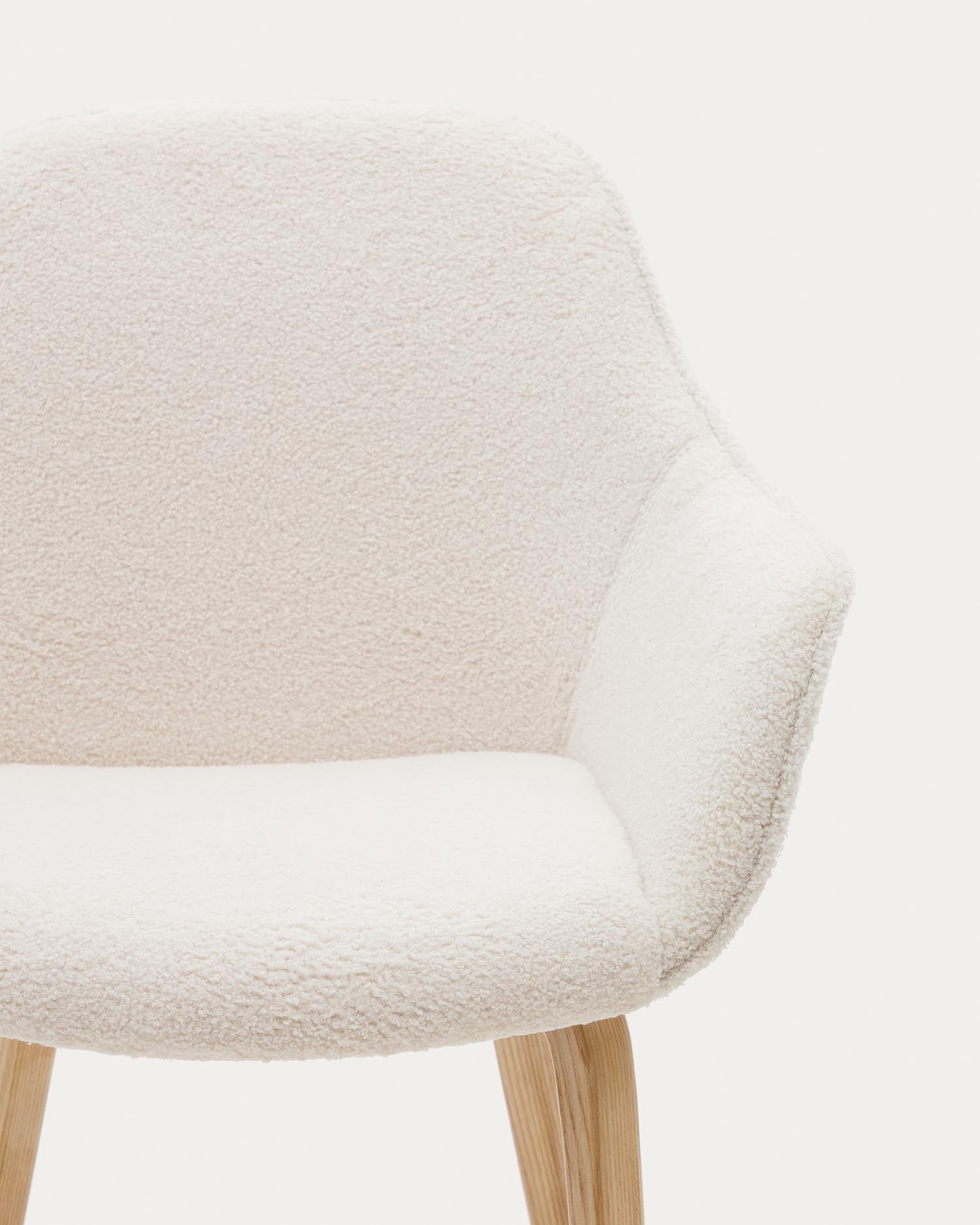 Eleganter Aleli Stuhl mit weißem Bouclé-Bezug und Beinen aus massivem Eschenholz mit natürlichem Finish von Kave Home.