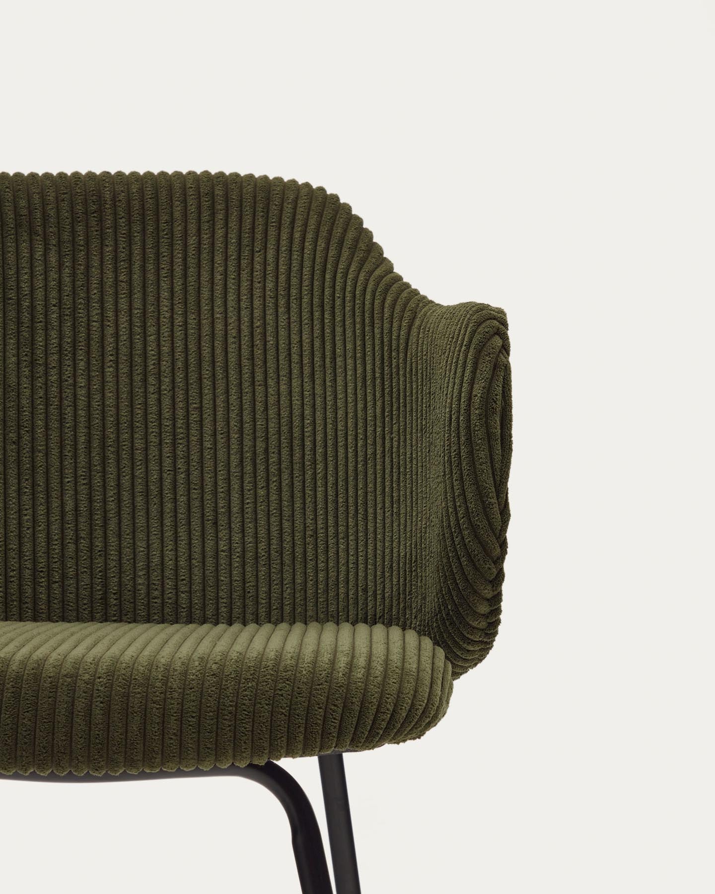 Yunia Stuhl in breitem Cord in Grün mit Stahlbeinen in Schwarz FR in Grün präsentiert im Onlineshop von KAQTU Design AG. Stuhl ist von Kave Home