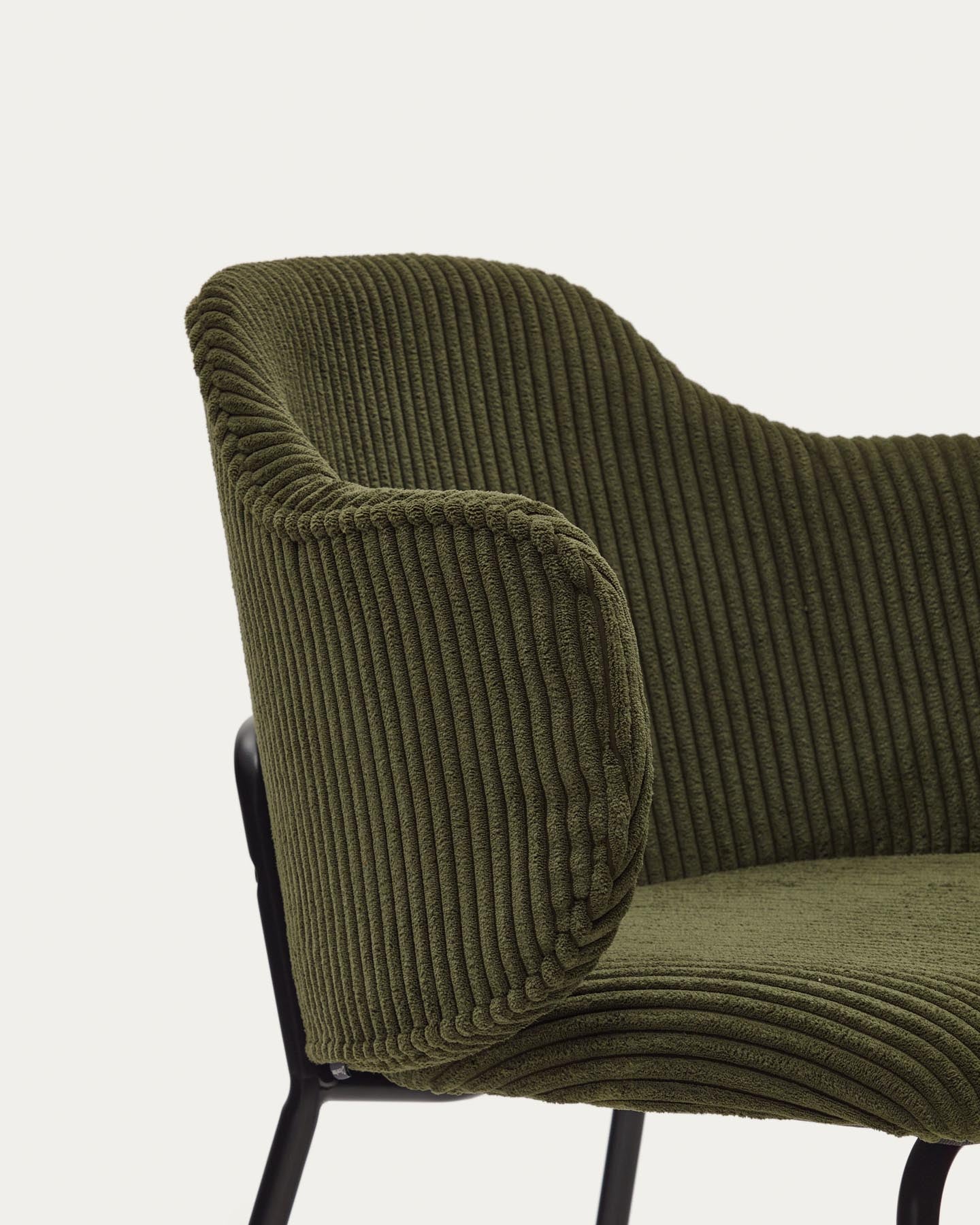 Yunia Stuhl in breitem Cord in Grün mit Stahlbeinen in Schwarz FR in Grün präsentiert im Onlineshop von KAQTU Design AG. Stuhl ist von Kave Home
