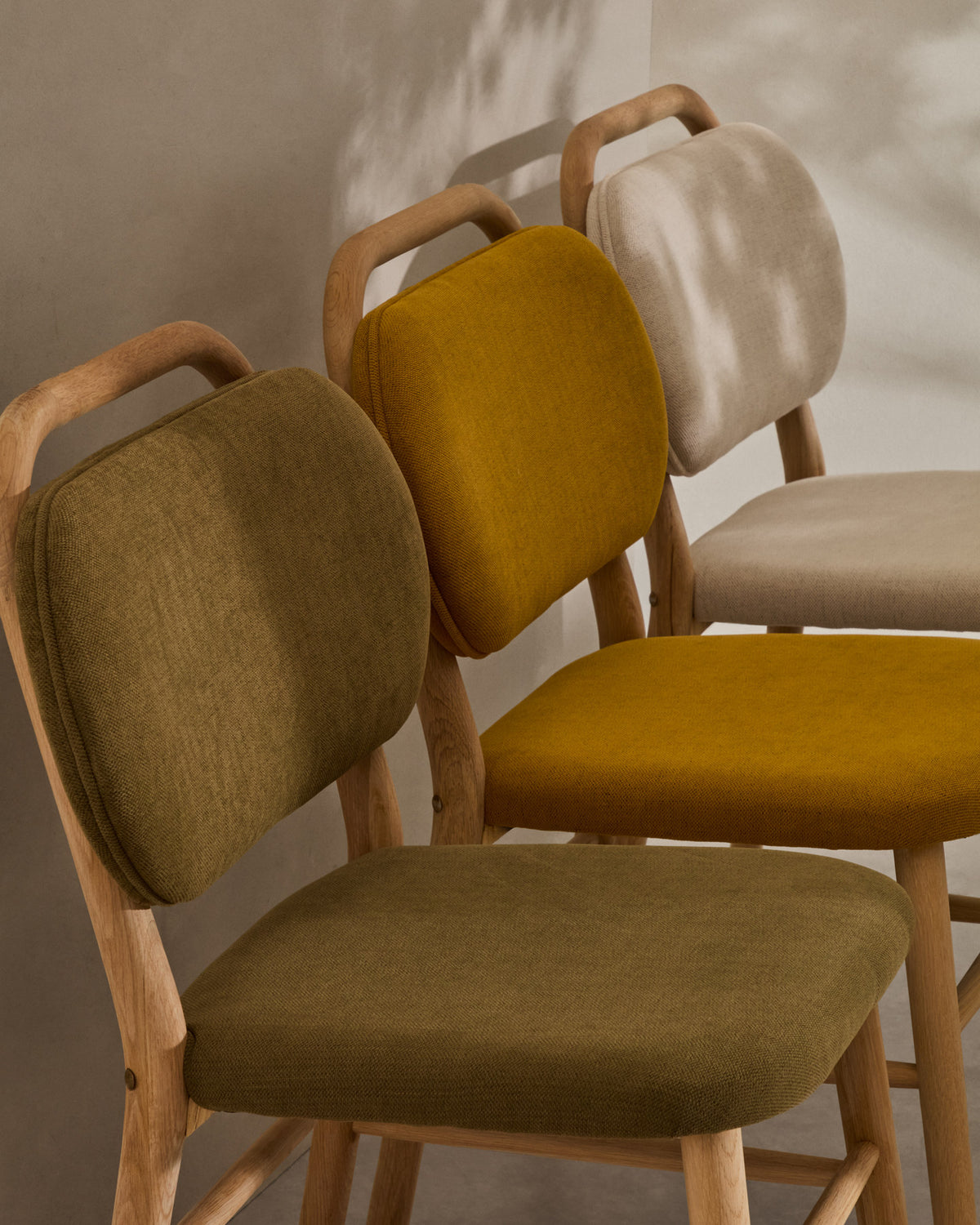 Helda Stuhl aus grüner Chenille und massivem Eichenholz FSC Mix Credit in Grün, Natur präsentiert im Onlineshop von KAQTU Design AG. Stuhl ist von Kave Home