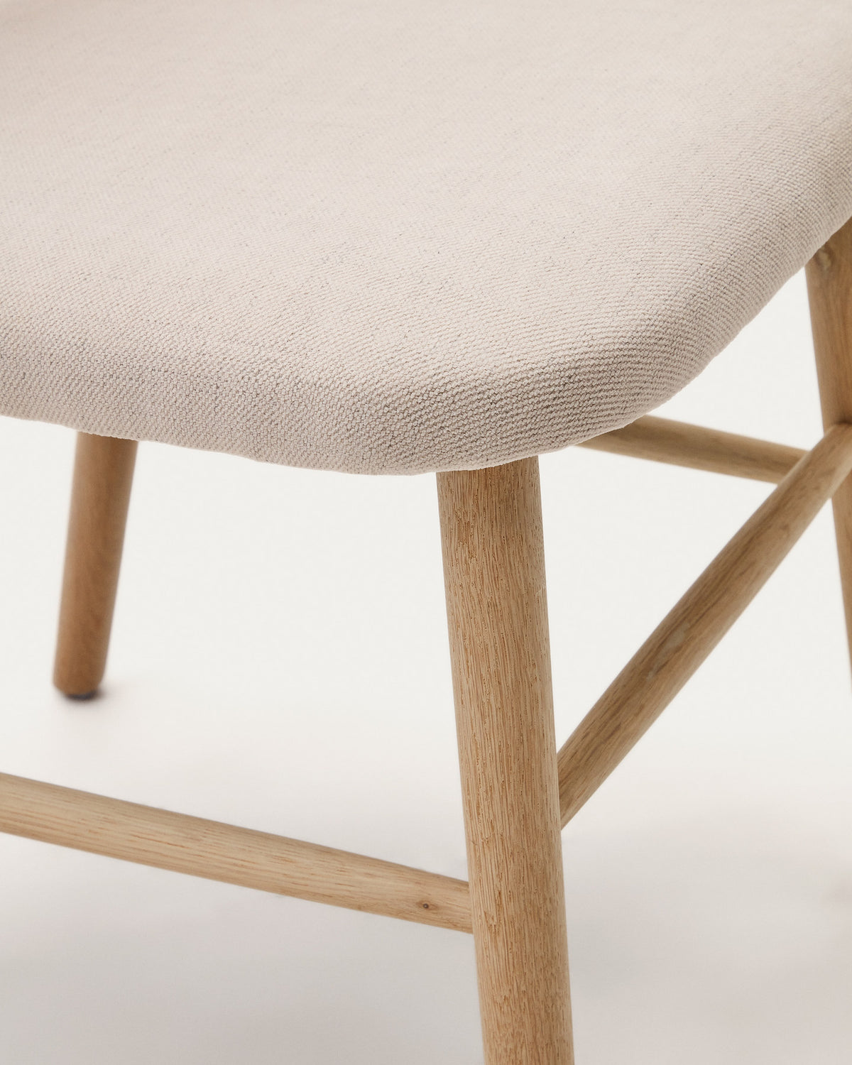 Helda Stuhl aus beiger Chenille und massivem Eichenholz FSC Mix Credit in Beige, Natur präsentiert im Onlineshop von KAQTU Design AG. Stuhl ist von Kave Home