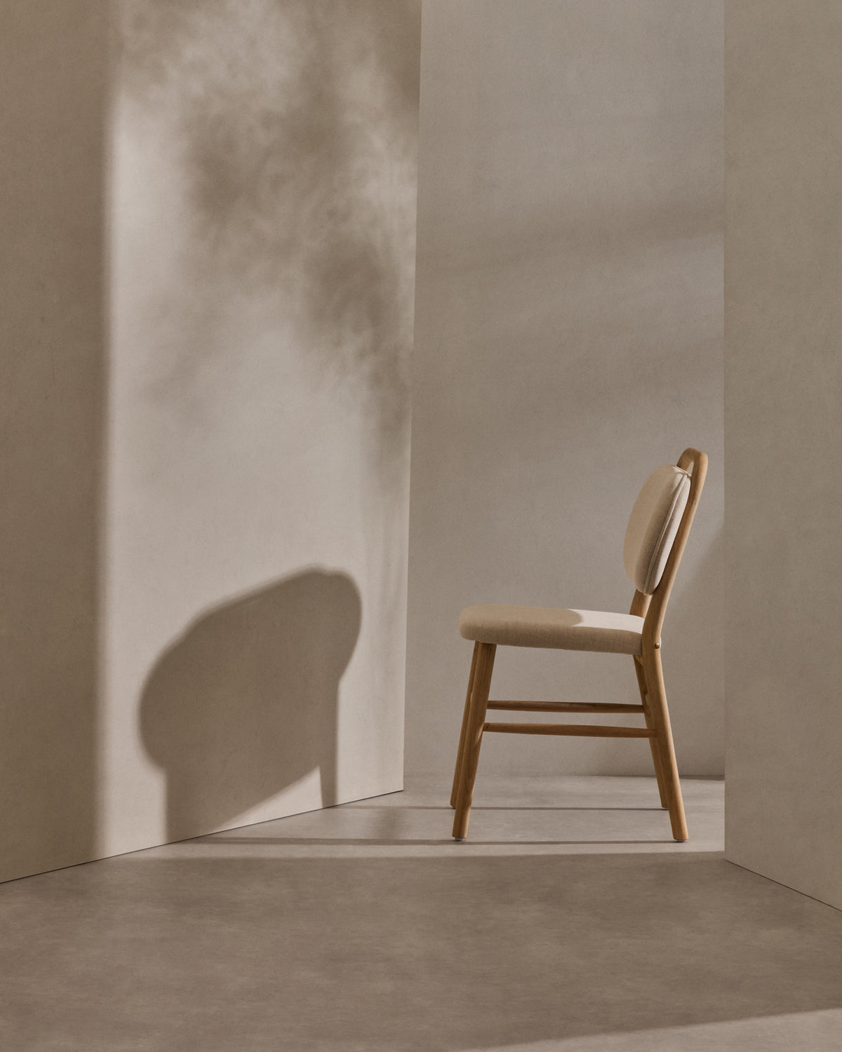 Helda Stuhl aus beiger Chenille und massivem Eichenholz FSC Mix Credit in Beige, Natur präsentiert im Onlineshop von KAQTU Design AG. Stuhl ist von Kave Home