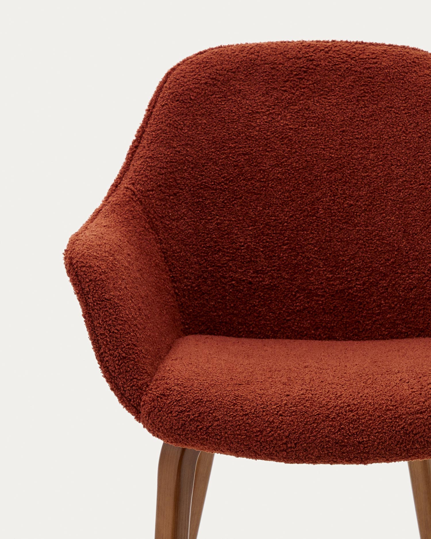 Eleganter Aleli Stuhl in warmem Terrakotta-Bouclé, stabilen Eschenholzbeinen mit Nussholz-Finish – ideal für stilvolle Wohnräume.