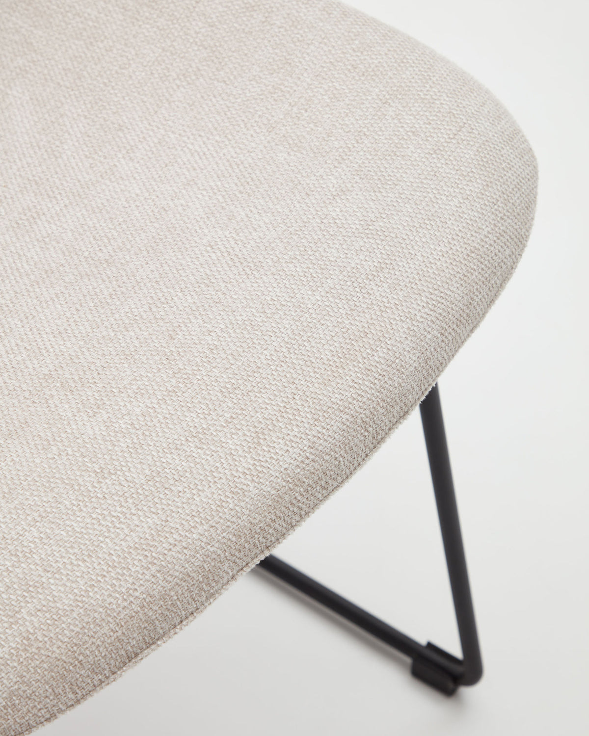 Zahara Stuhl beige und Stahl mit schwarzem Finish FSC 100% in Beige präsentiert im Onlineshop von KAQTU Design AG. Stuhl ist von Kave Home