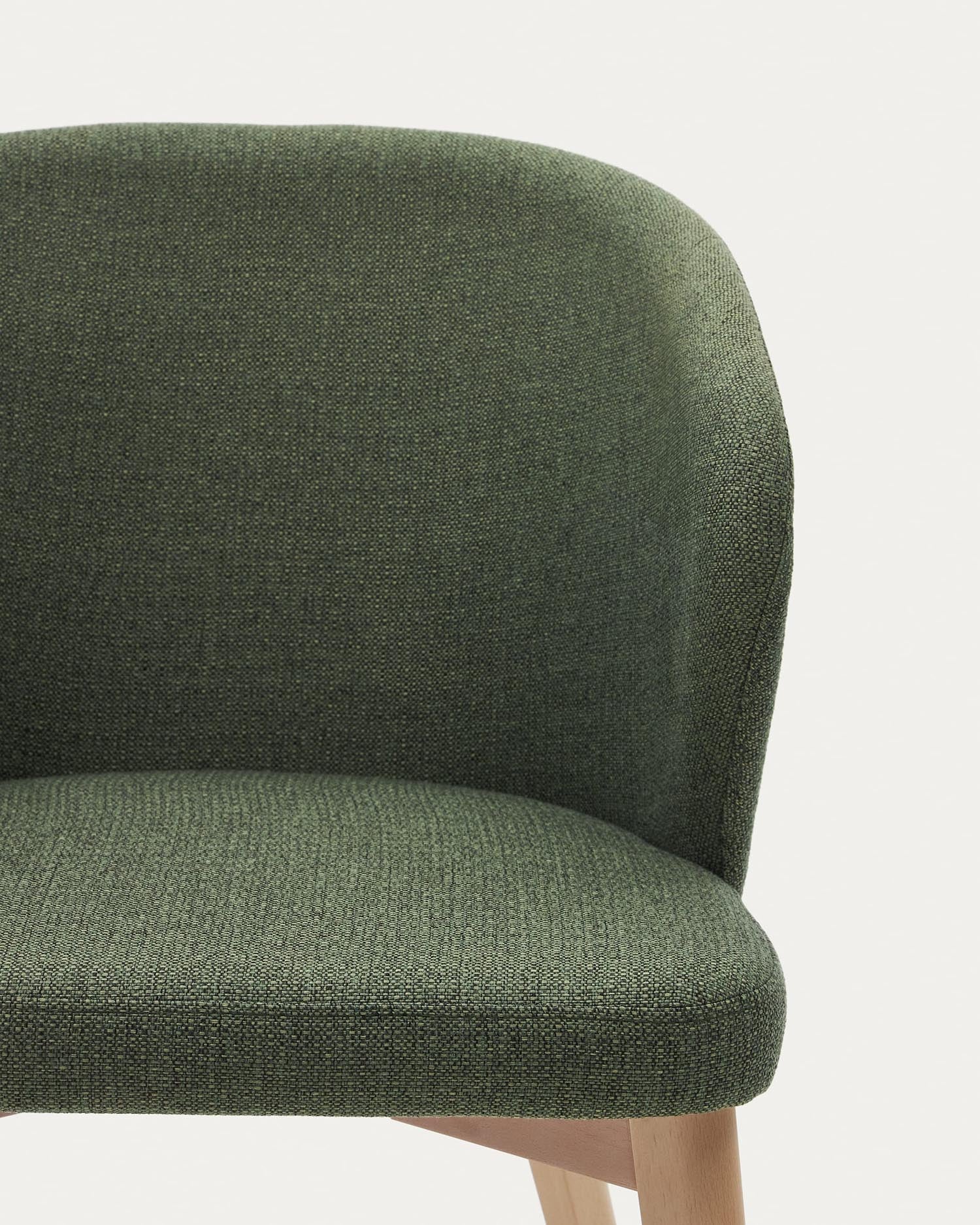 Darice Stuhl: Eleganter grüner Chenillebezug, FSC-zertifiziertes Buchenholz, natürliches Finish, nachhaltig und modern von Kave Home.
