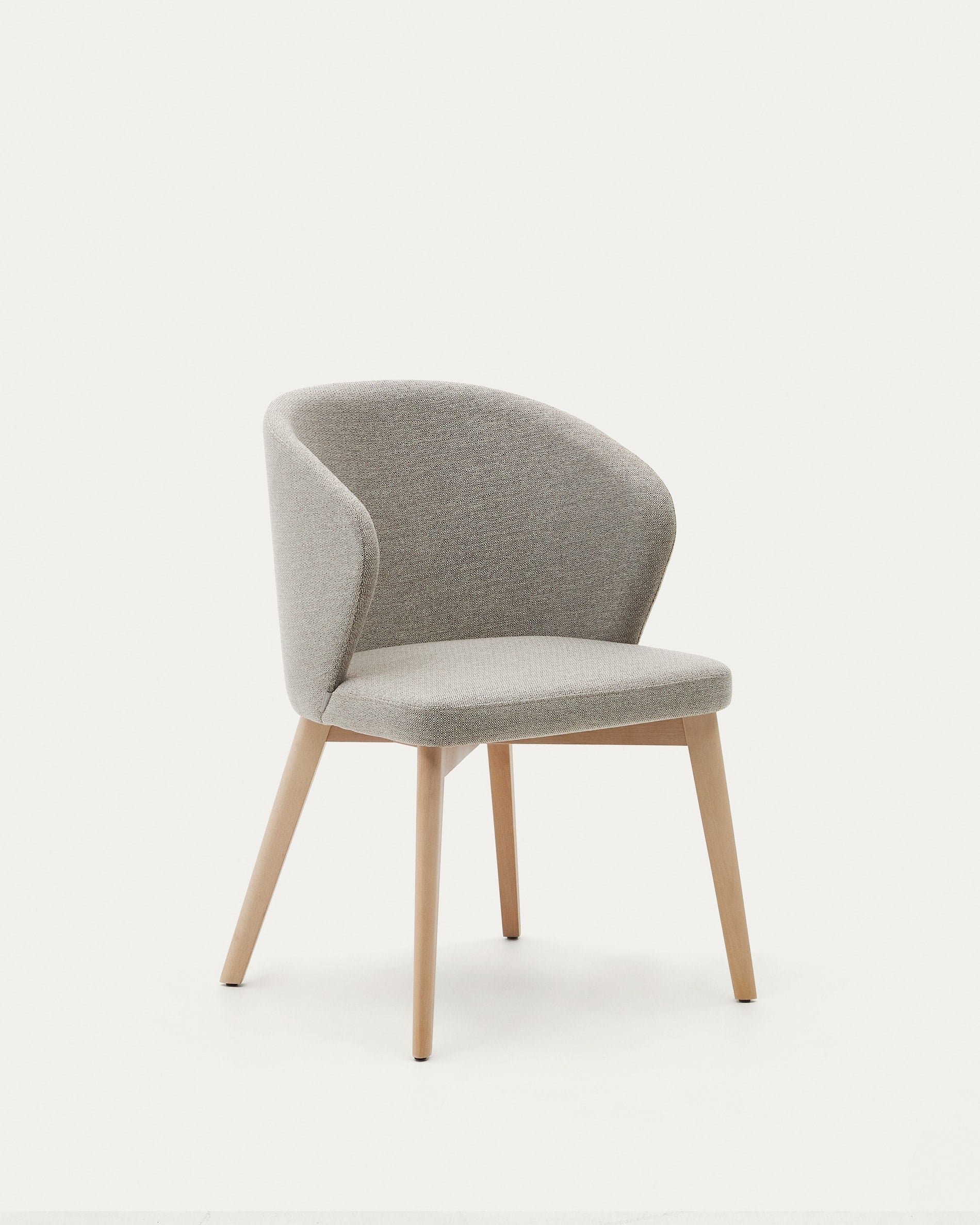 3D-Modell des Darice Stuhls: braune Chenille, Buchenholz, naturfarbenes Finish, FSC-zertifiziert, elegant und funktional.