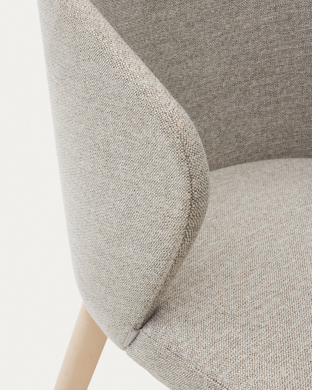 Darice Stuhl aus brauner Chenille und massivem Buchenholz mit naturfarbenem Finish FSC 100% in Braun, Natur präsentiert im Onlineshop von KAQTU Design AG. Stuhl mit Armlehne ist von Kave Home