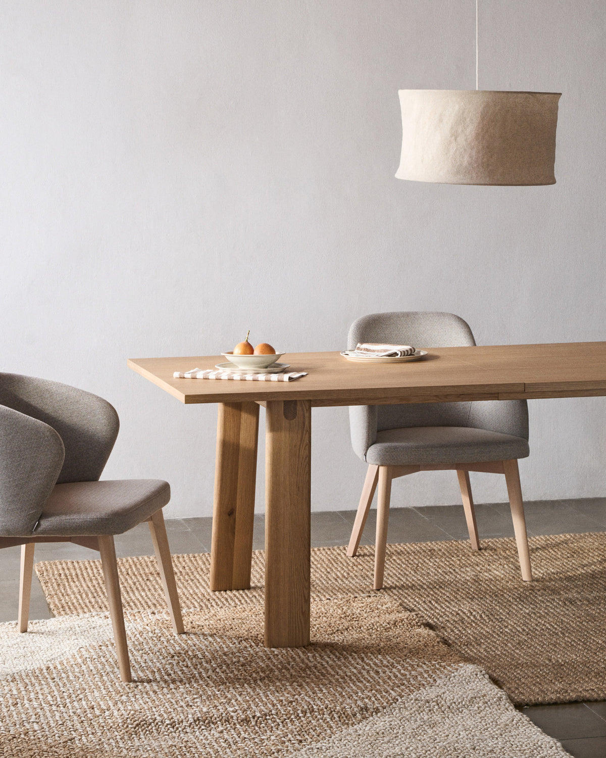 Darice Stuhl aus brauner Chenille und massivem Buchenholz mit naturfarbenem Finish FSC 100% in Braun, Natur präsentiert im Onlineshop von KAQTU Design AG. Stuhl mit Armlehne ist von Kave Home