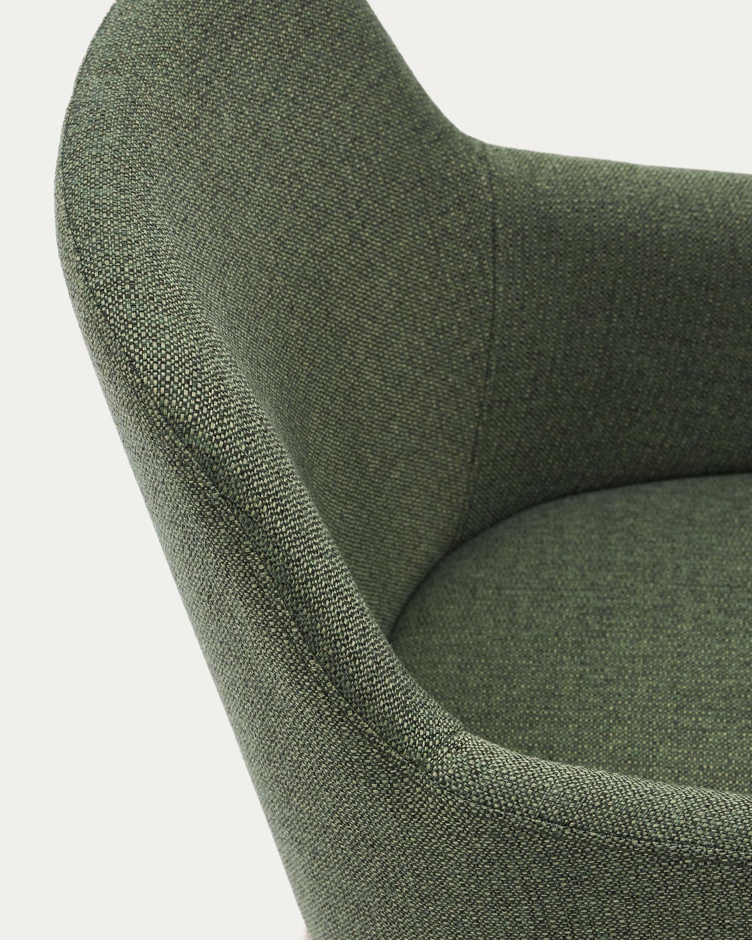 Nelida Stuhl: Eleganter grüner Chenillebezug, robustes Buchenholz mit natürlichem Finish, FSC-zertifiziert, modern und umweltfreundlich.