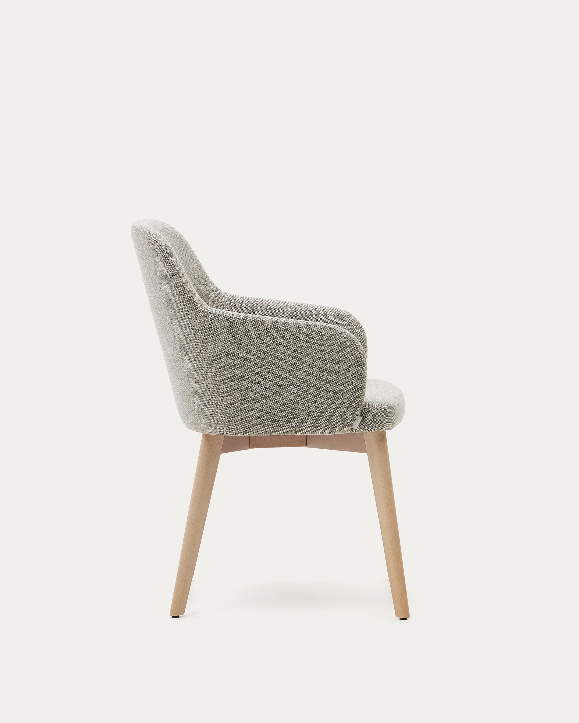 Nelida Stuhl: braune Chenille, massives Buchenholz, naturfarbenes Finish, FSC-zertifiziert, stilvoll und nachhaltig.