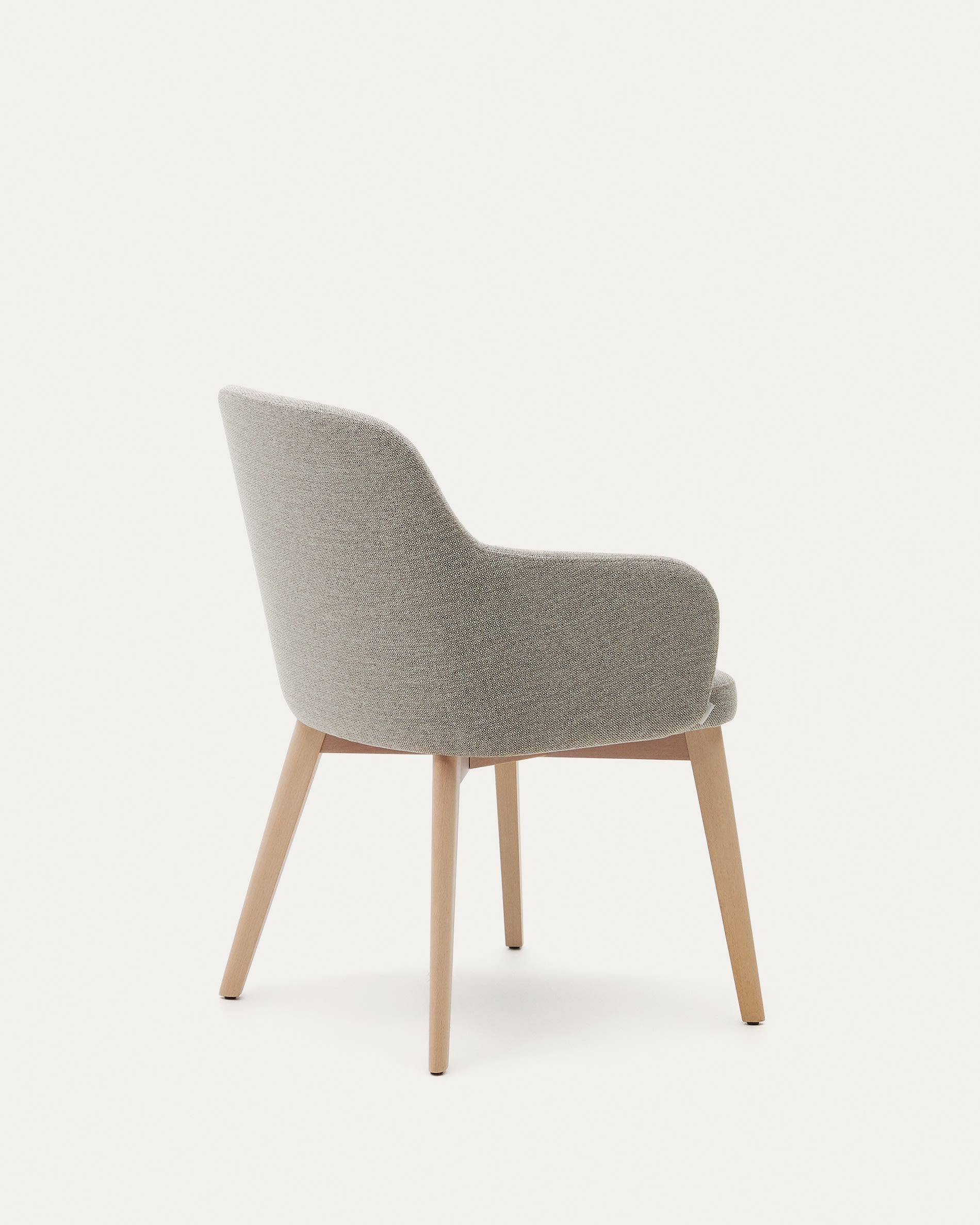 Nelida Stuhl: Elegantes Design aus brauner Chenille, FSC-zertifiziertem Buchenholz mit natürlichem Finish, nachhaltig und komfortabel.