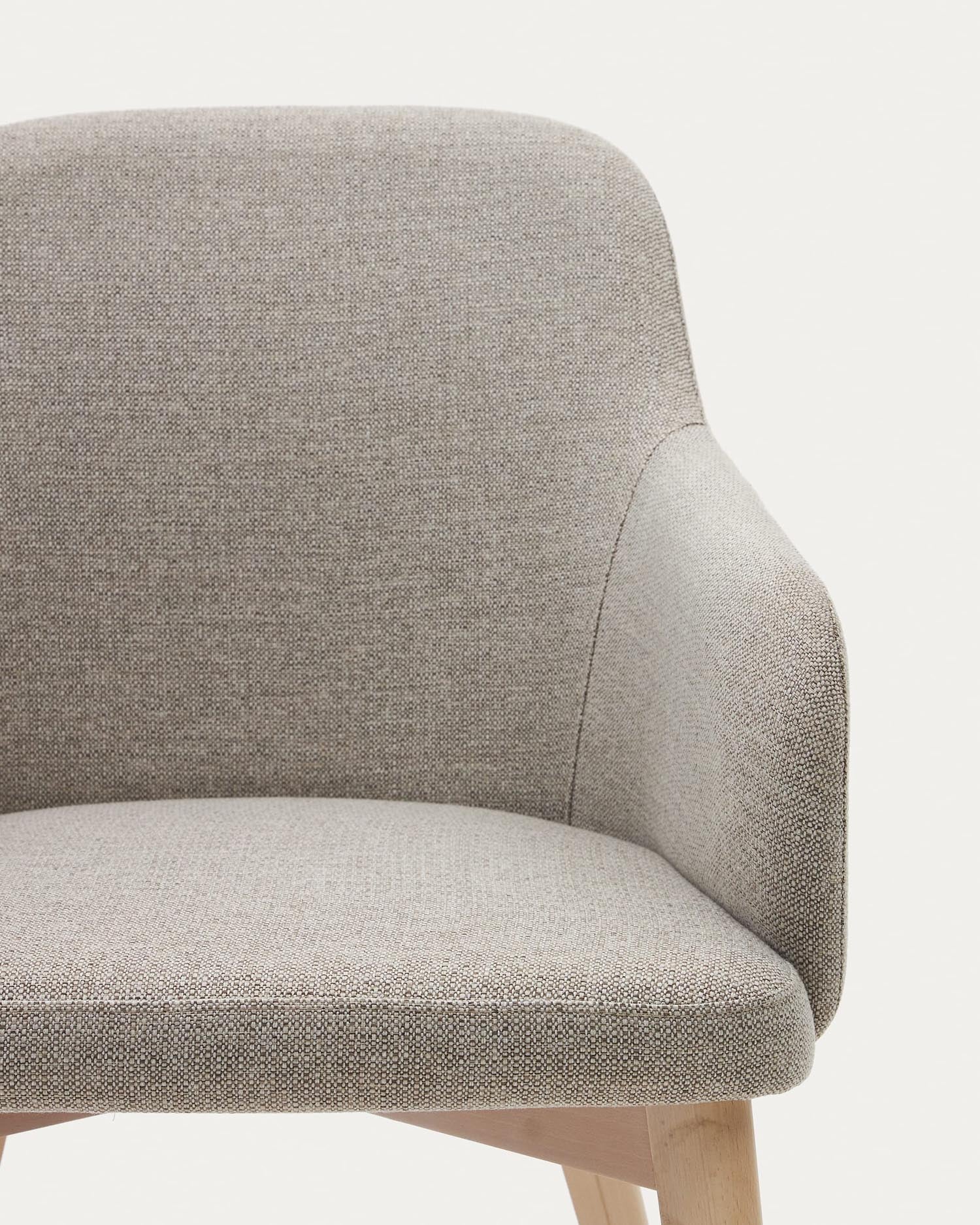 Nelida Stuhl: Elegantes Design aus FSC-zertifiziertem Buchenholz, braune Chenille-Polsterung, natürliches Finish, nachhaltig und komfortabel.