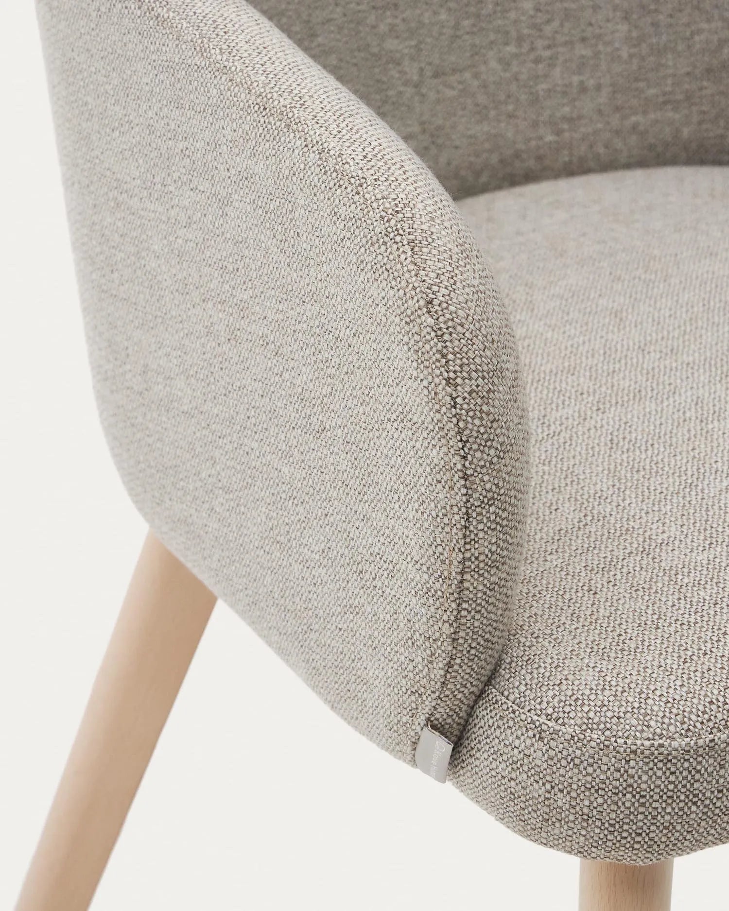 Nelida Stuhl: Elegantes Design aus FSC-zertifiziertem Buchenholz, braune Chenille-Polsterung, natürliches Finish, nachhaltig und komfortabel.
