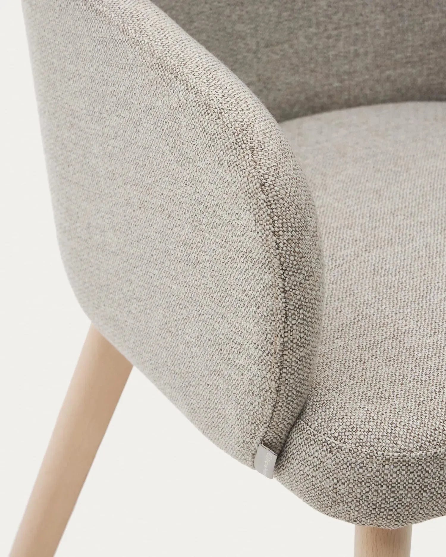 Nelida Stuhl: Nachhaltig aus FSC-Buchenholz, braune Chenille, natürliches Finish, stilvoll und bequem für Ihr Zuhause.