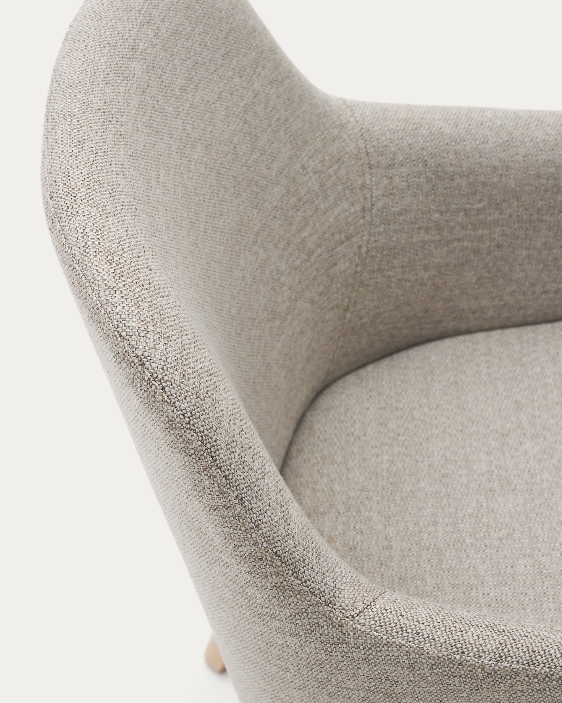 Nelida Stuhl: Elegantes Design aus FSC-zertifiziertem Buchenholz, braune Chenille-Polsterung, natürliches Finish, nachhaltig und komfortabel.