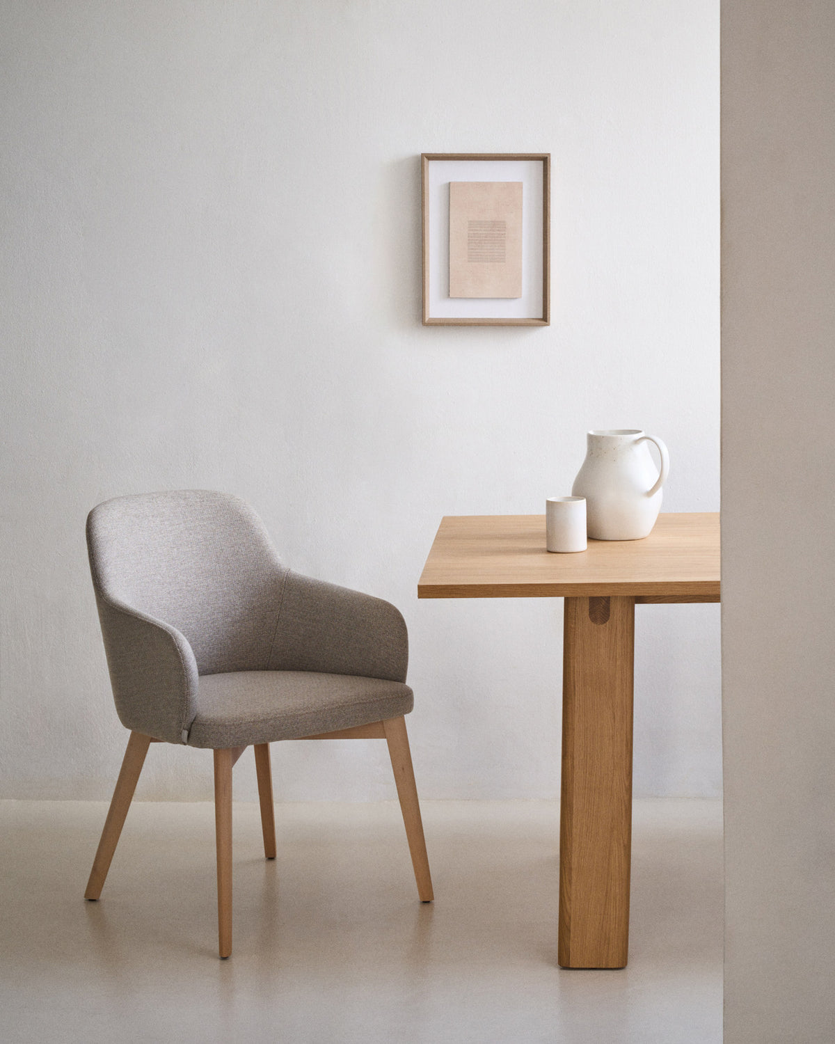 Nelida Stuhl aus brauner Chenille und massivem Buchenholz mit naturfarbenem Finish FSC 100% in Braun, Natur präsentiert im Onlineshop von KAQTU Design AG. Stuhl ist von Kave Home