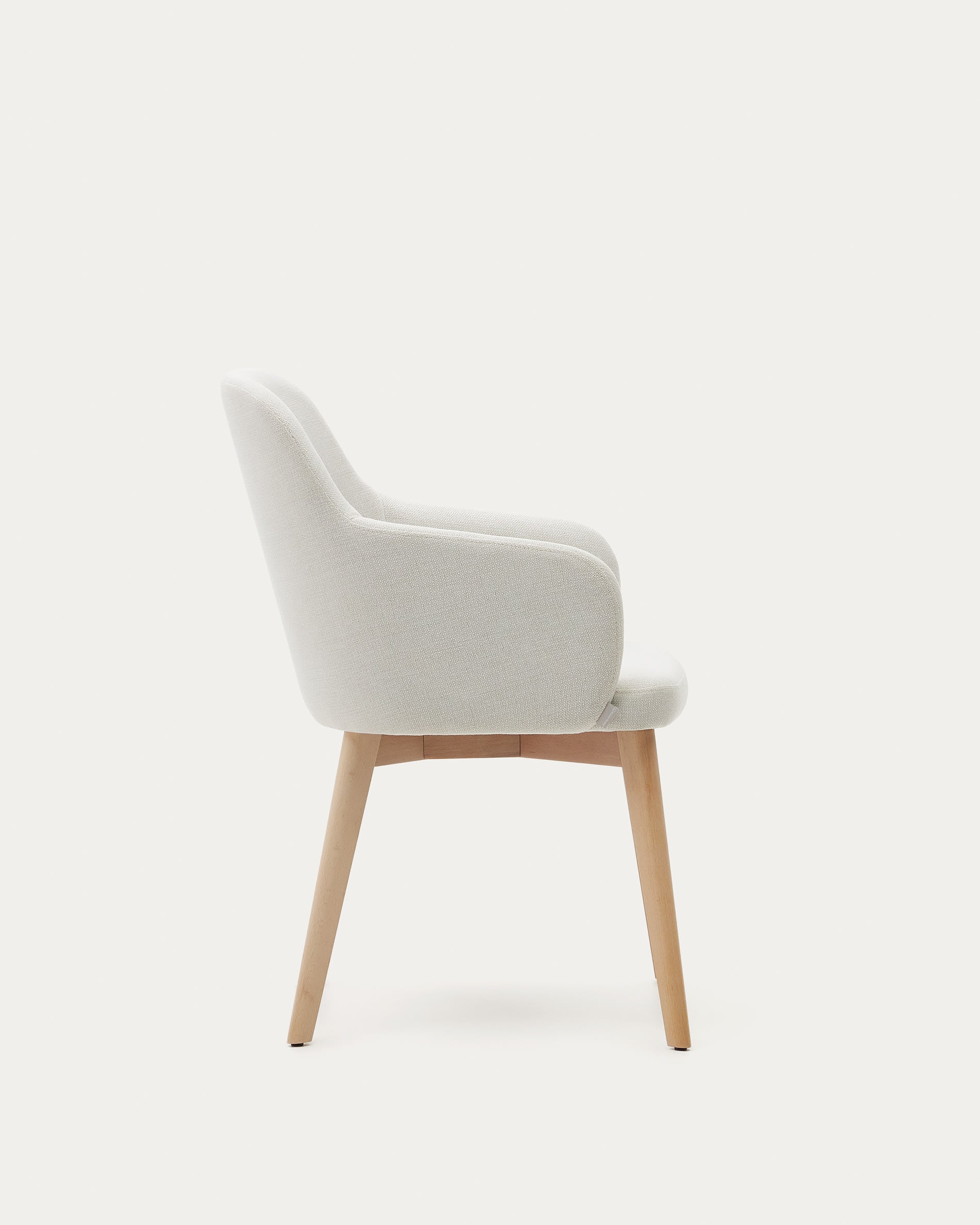 Eleganter Nelida Stuhl aus beiger Chenille und FSC-zertifiziertem Buchenholz mit natürlichem Finish, ideal für stilvolle Räume.