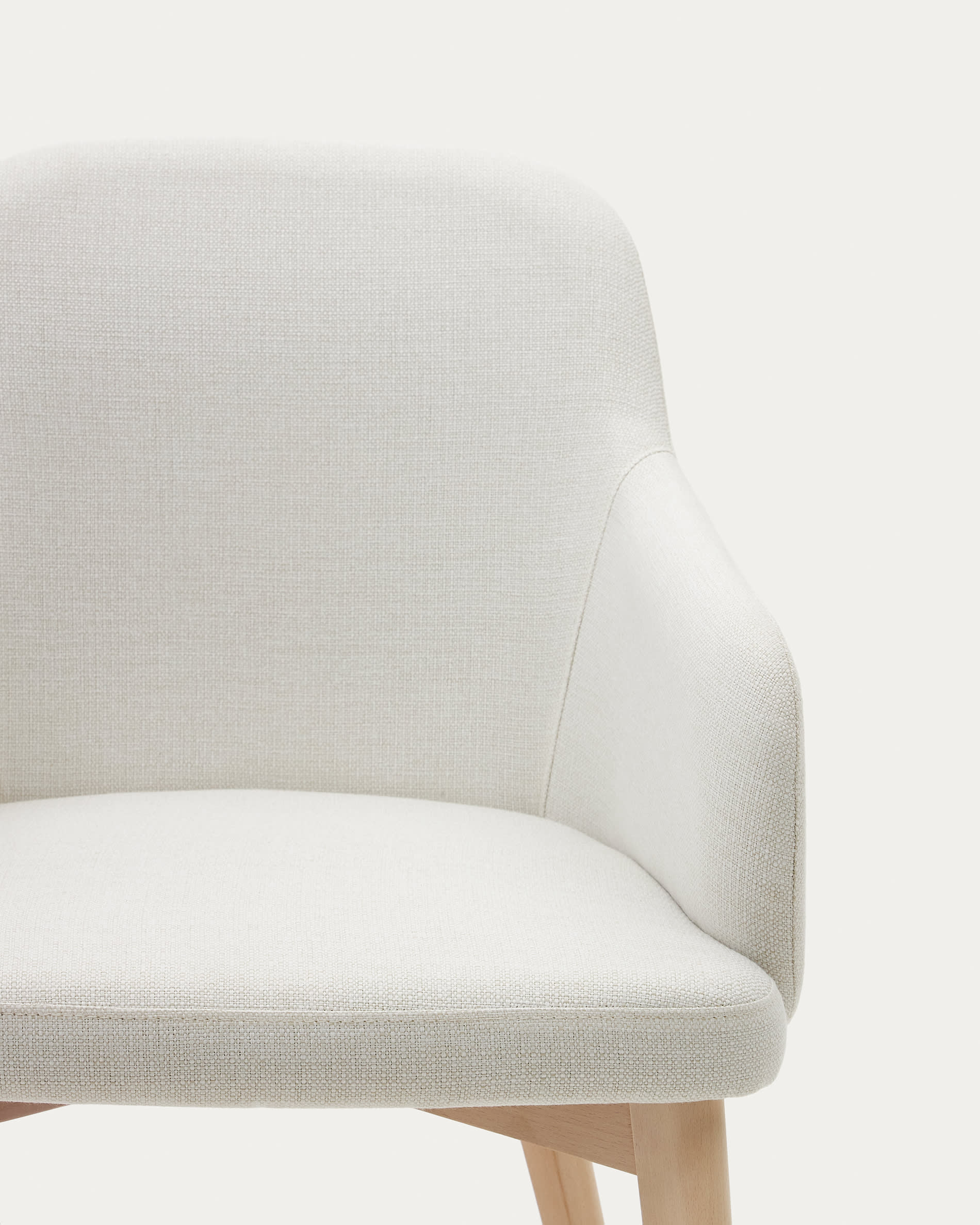 Nelida Stuhl aus beiger Chenille und FSC-zertifiziertem Buchenholz mit natürlichem Finish, perfekt für moderne Wohnräume.