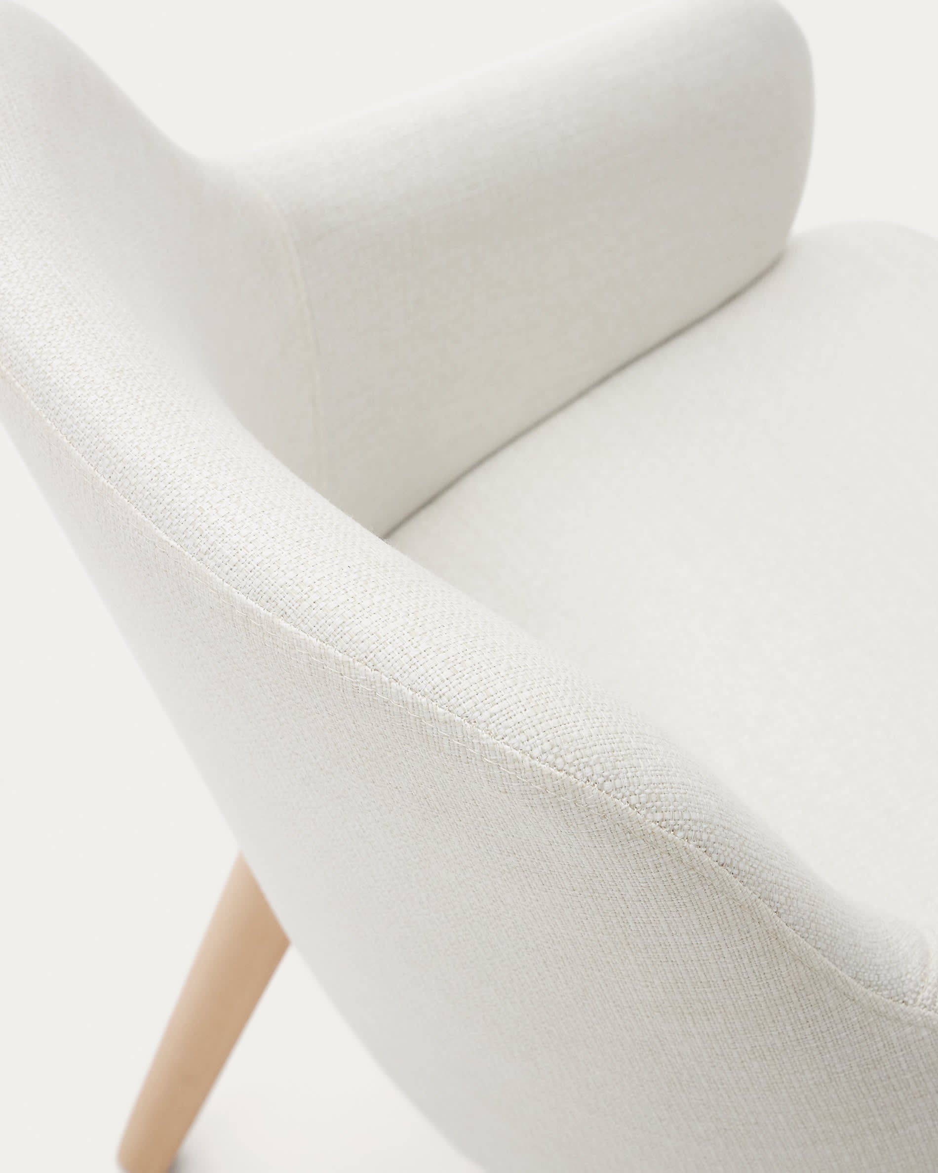 Stilvoller Nelida Stuhl aus beiger Chenille und robustem Buchenholz. Perfekt für jedes Zuhause, vereint Komfort und Nachhaltigkeit.