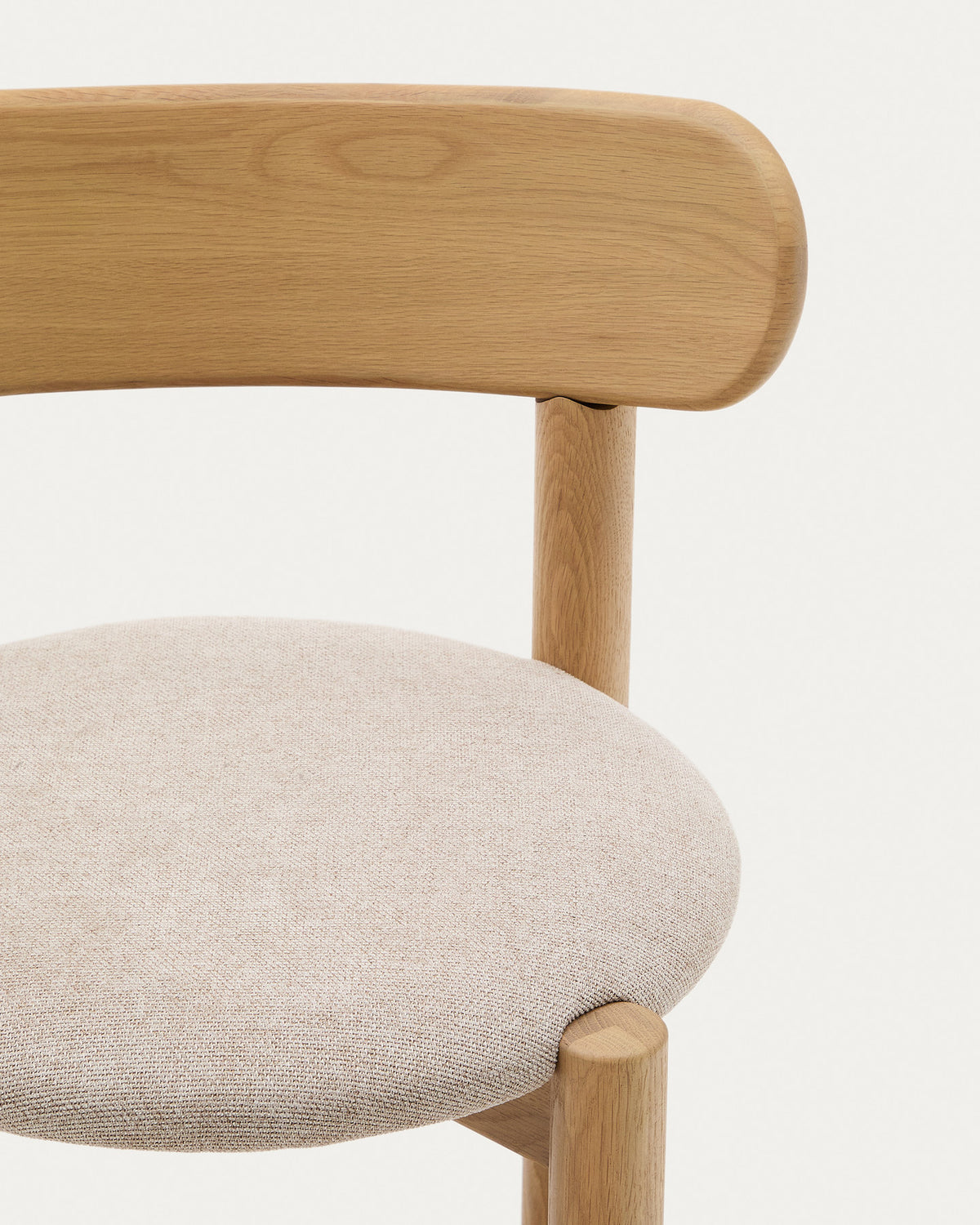 Nebai Stuhl mit beiger Chenille und Gestell aus massivem Eichenholz mit naturfarbenem Finish FSC MIX Credit in Natur, Weiss präsentiert im Onlineshop von KAQTU Design AG. Stuhl ist von Kave Home