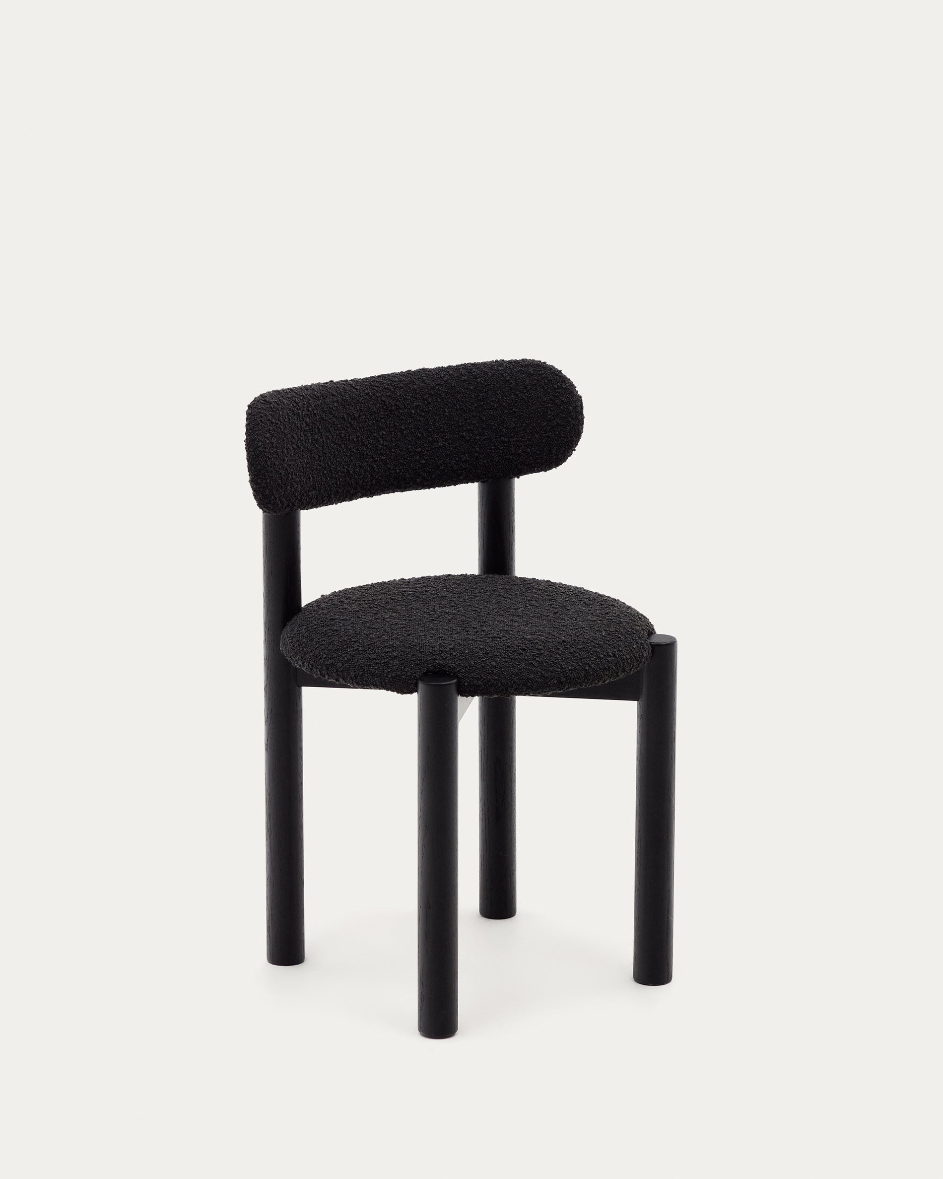 3D-Modell des eleganten Nebai Stuhls aus schwarzem Bouclé mit robustem Eichenholz, ideal für moderne Esszimmer.