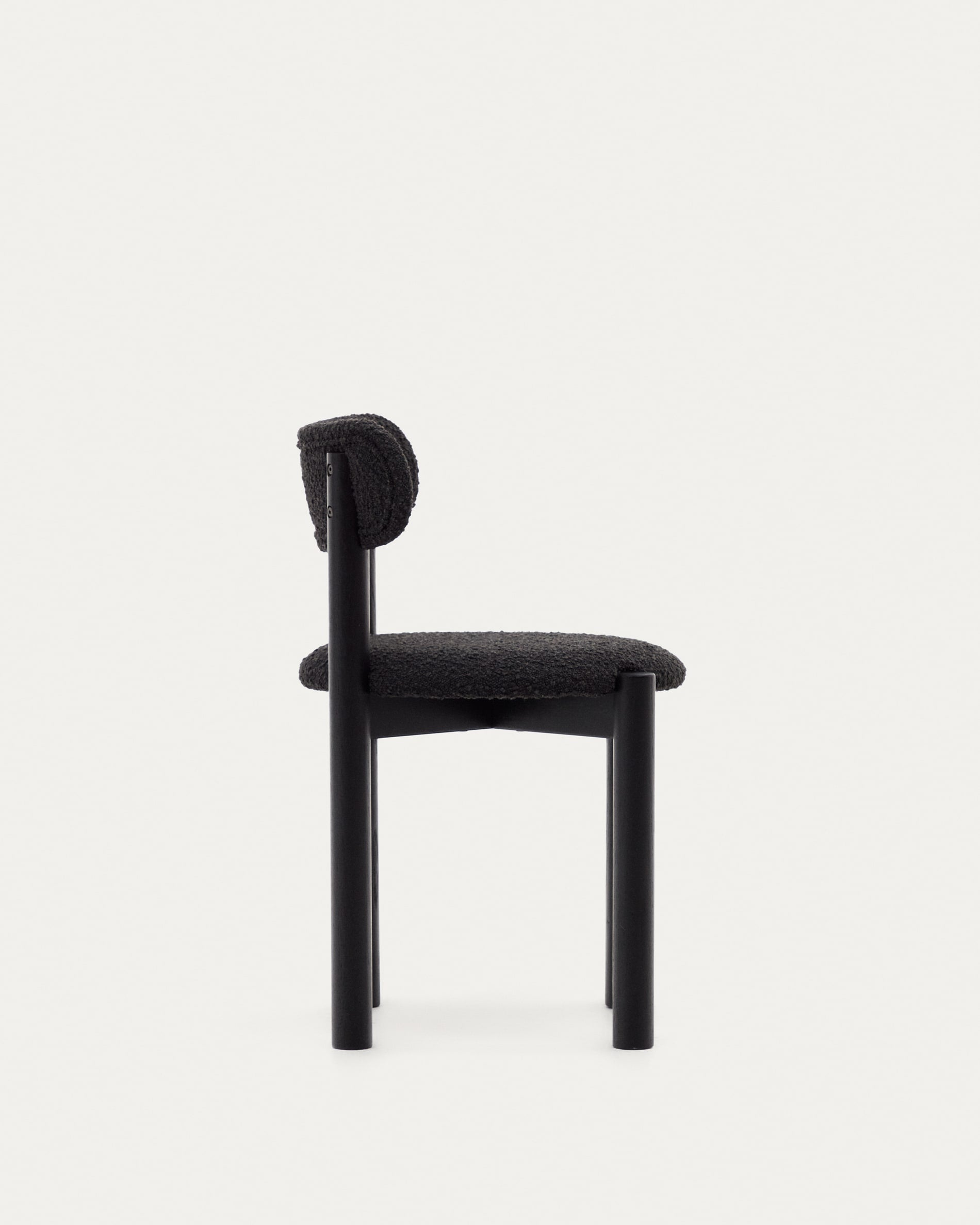 Nebai Stuhl: Schwarzes Bouclé für modernes Wohnen von Kave Home.