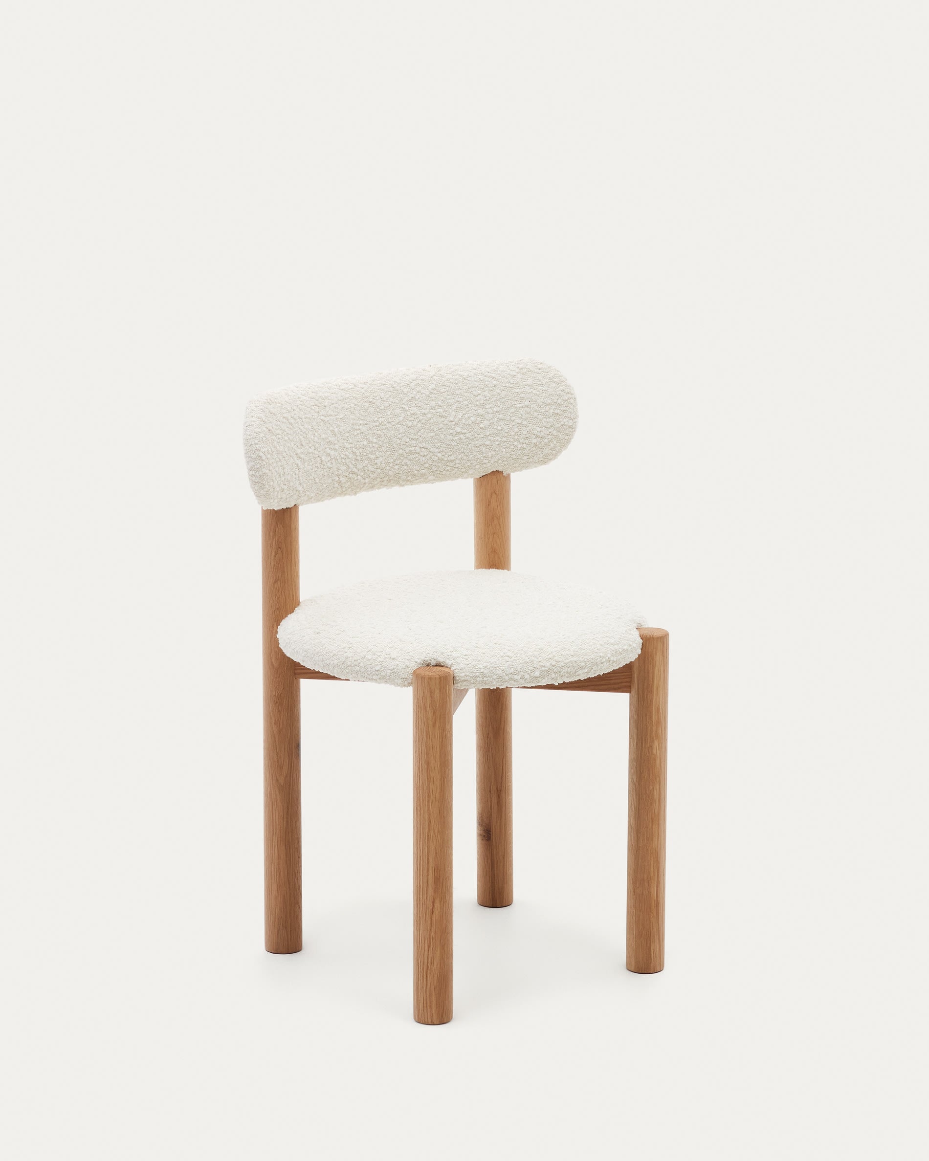 3D-Modell des eleganten Nebai Stuhls aus weissem Bouclé, modernes Design, Eichenholz, ideal für stilvolle Interieurs.