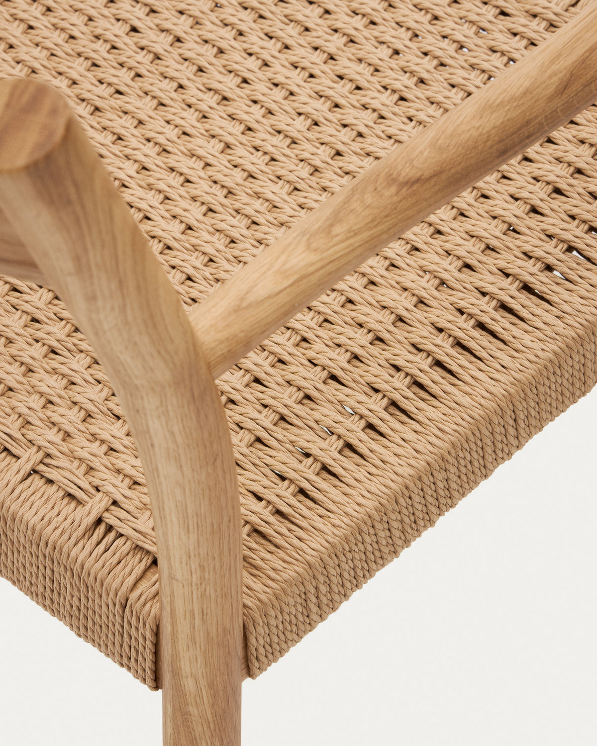 Yalia Stuhl aus massivem Eichenholz mit naturfarbenem Finish und Sitzfläche aus Seil FSC Mix Credit in Natur präsentiert im Onlineshop von KAQTU Design AG. Gartenstuhl mit Armlehnen ist von Kave Home