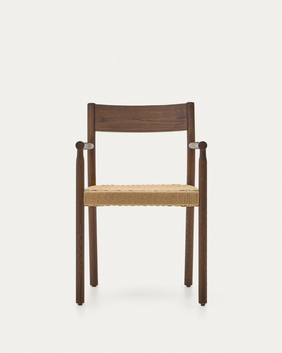 Yalia Stuhl aus massivem Eichenholz mit Nussbaum-Finish und Sitzfläche aus Seil FSC Mix Credit in Natur, Braun präsentiert im Onlineshop von KAQTU Design AG. Stuhl mit Armlehne ist von Kave Home