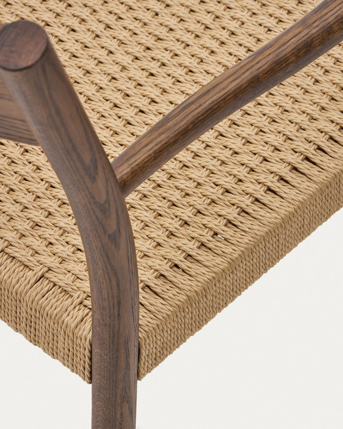 Yalia Stuhl aus massivem Eichenholz mit Nussbaum-Finish und Sitzfläche aus Seil FSC Mix Credit in Natur, Braun präsentiert im Onlineshop von KAQTU Design AG. Stuhl mit Armlehne ist von Kave Home