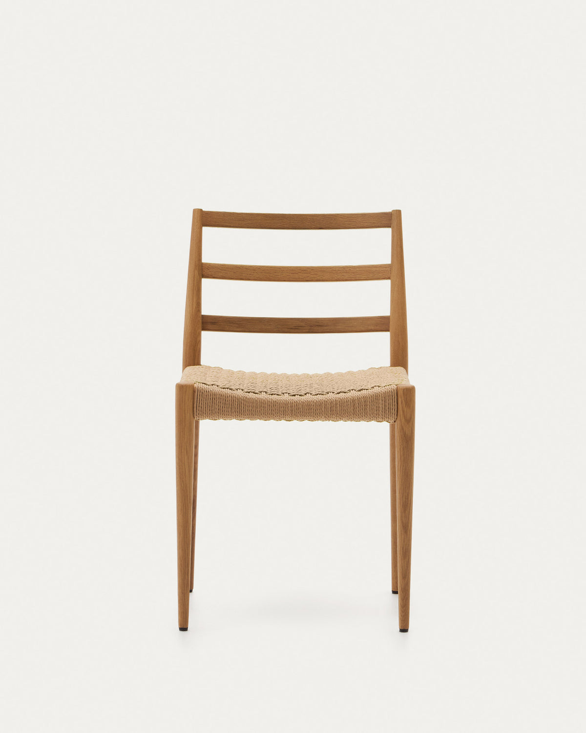 Analy Stuhl aus massivem Eichenholz mit naturfarbenem Finish und Sitzfläche aus Seil FSC Mix Credit in Natur präsentiert im Onlineshop von KAQTU Design AG. Stuhl ist von Kave Home