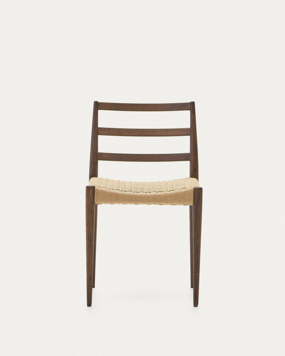 Analy Stuhl aus massivem Eichenholz mit Nussbaum-Finish und Sitzfläche aus Seil FSC Mix Credit in Natur, Braun präsentiert im Onlineshop von KAQTU Design AG. Stuhl ist von Kave Home