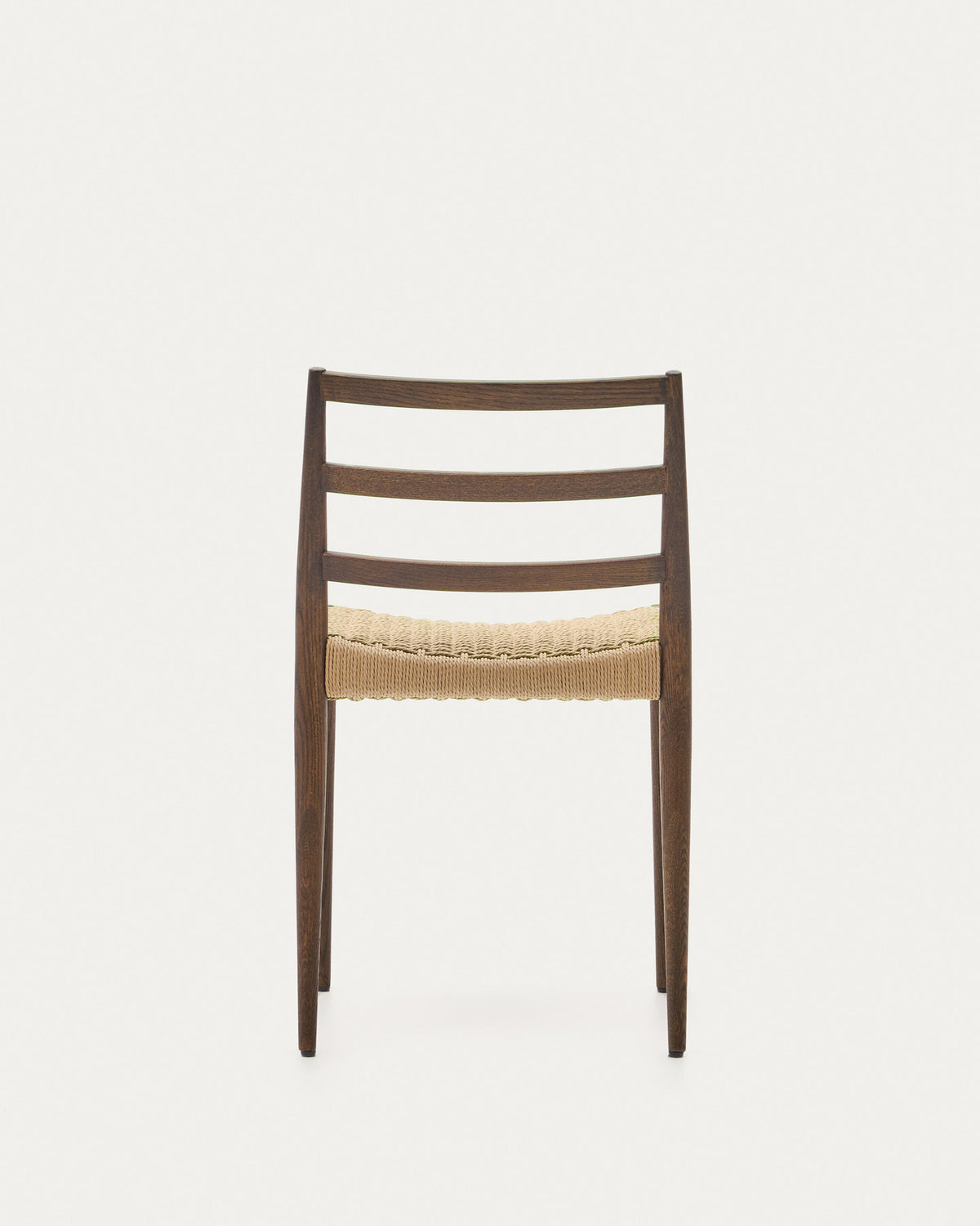Analy Stuhl aus massivem Eichenholz mit Nussbaum-Finish und Sitzfläche aus Seil FSC Mix Credit in Natur, Braun präsentiert im Onlineshop von KAQTU Design AG. Stuhl ist von Kave Home
