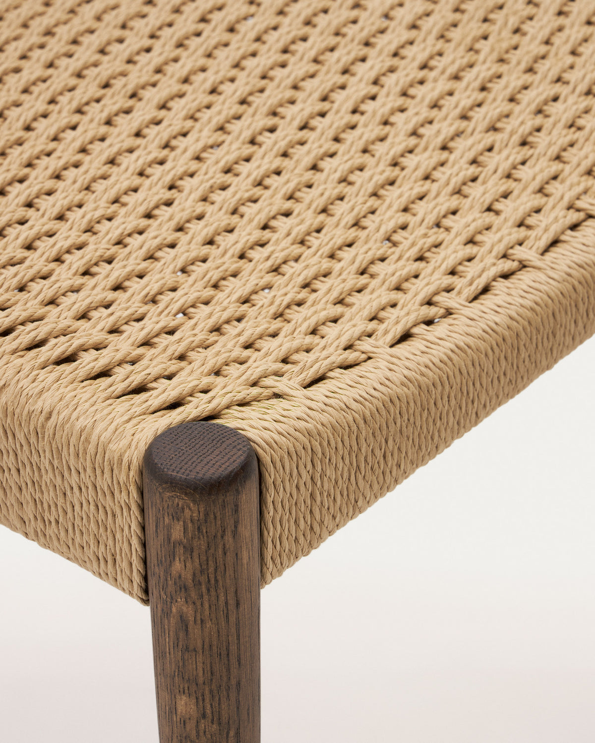 Analy Stuhl aus massivem Eichenholz mit Nussbaum-Finish und Sitzfläche aus Seil FSC Mix Credit in Natur, Braun präsentiert im Onlineshop von KAQTU Design AG. Stuhl ist von Kave Home