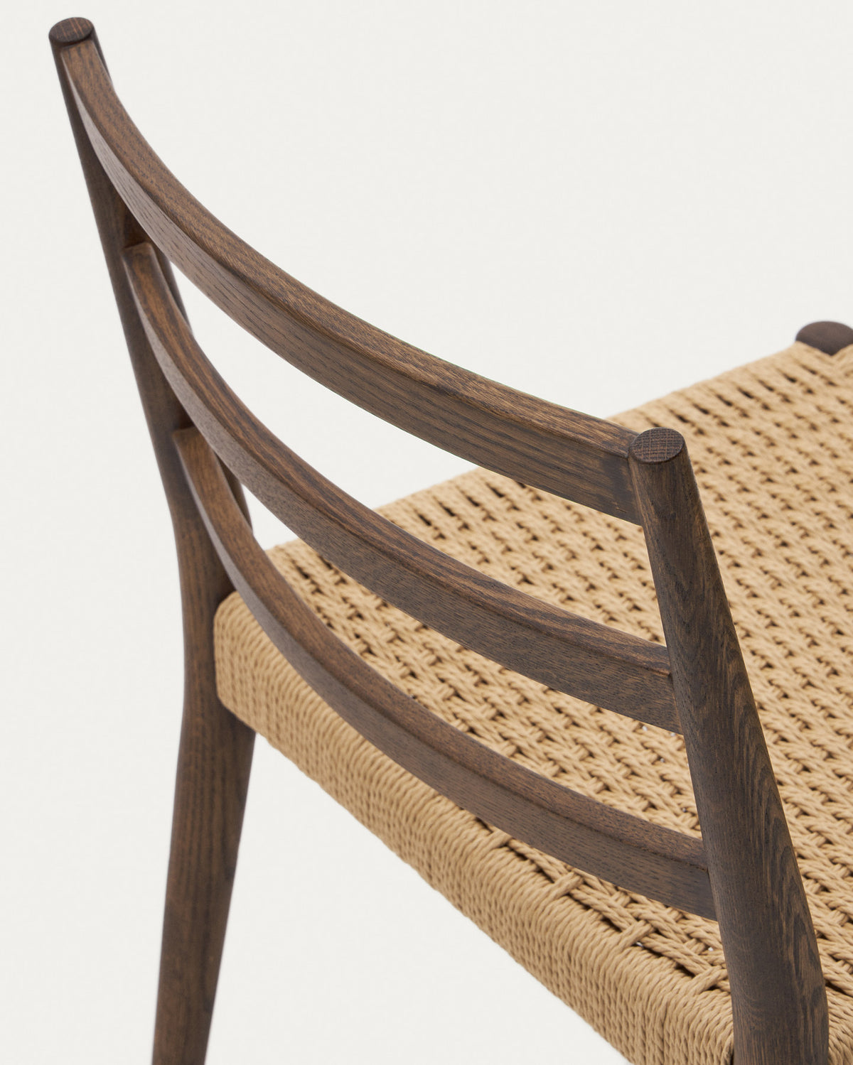 Analy Stuhl aus massivem Eichenholz mit Nussbaum-Finish und Sitzfläche aus Seil FSC Mix Credit in Natur, Braun präsentiert im Onlineshop von KAQTU Design AG. Stuhl ist von Kave Home