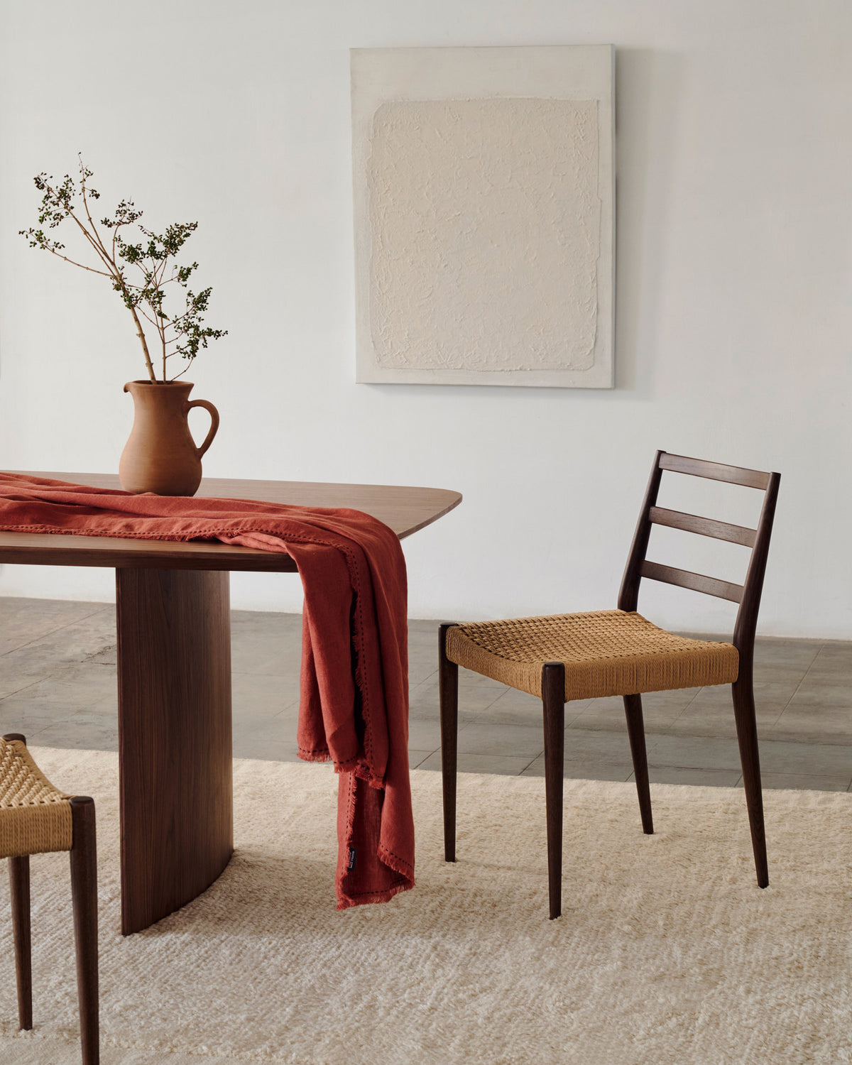 Analy Stuhl aus massivem Eichenholz mit Nussbaum-Finish und Sitzfläche aus Seil FSC Mix Credit in Natur, Braun präsentiert im Onlineshop von KAQTU Design AG. Stuhl ist von Kave Home