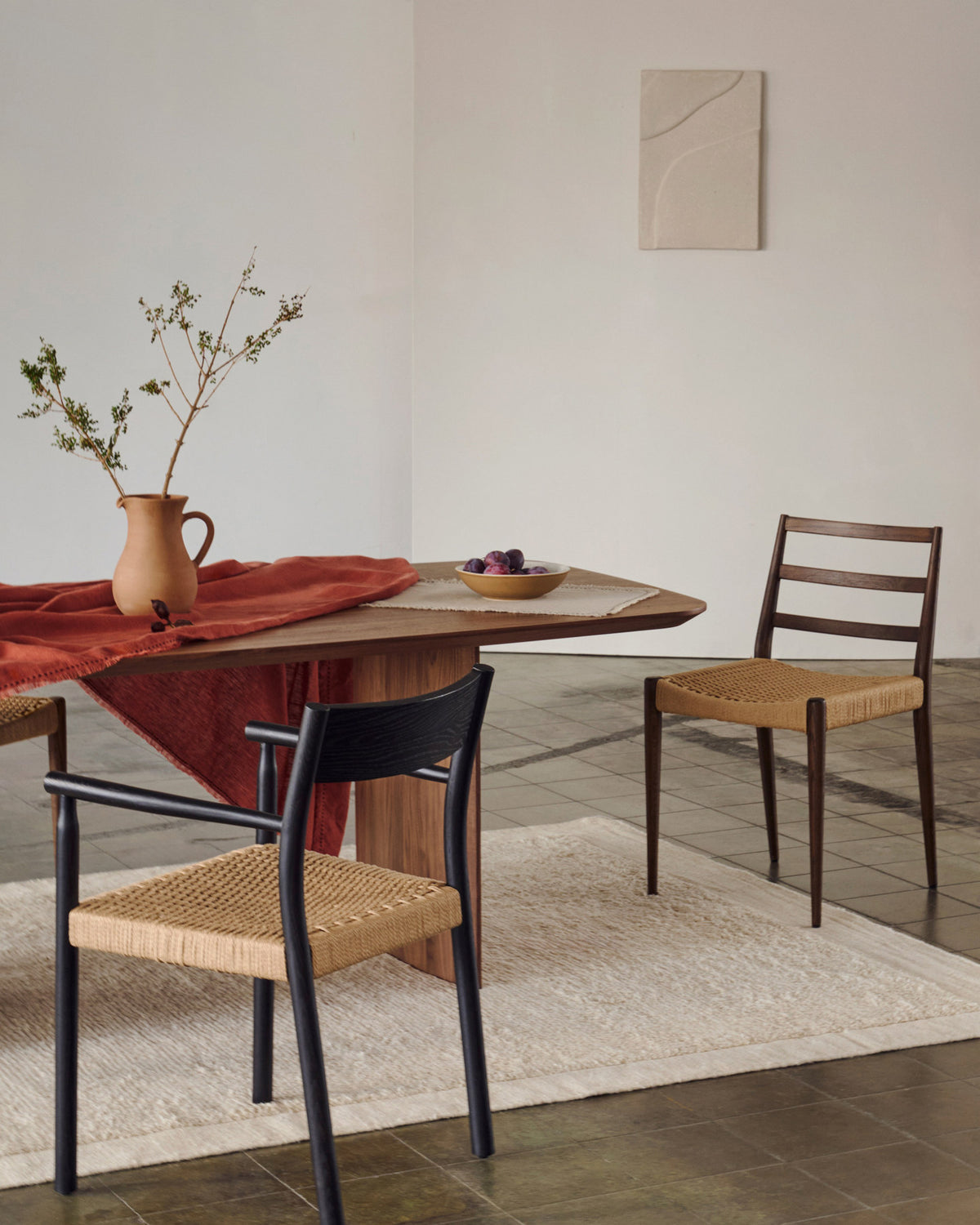 Analy Stuhl aus massivem Eichenholz mit Nussbaum-Finish und Sitzfläche aus Seil FSC Mix Credit in Natur, Braun präsentiert im Onlineshop von KAQTU Design AG. Stuhl ist von Kave Home