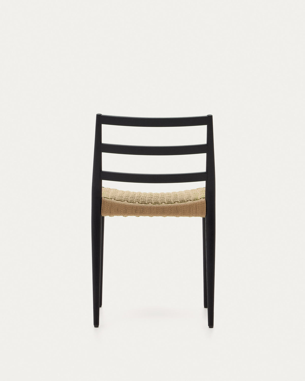 Analy Stuhl aus massivem Eichenholz mit schwarzem Finish und Sitzfläche aus Seil FSC Mix Credit in Schwarz, Natur präsentiert im Onlineshop von KAQTU Design AG. Stuhl ist von Kave Home