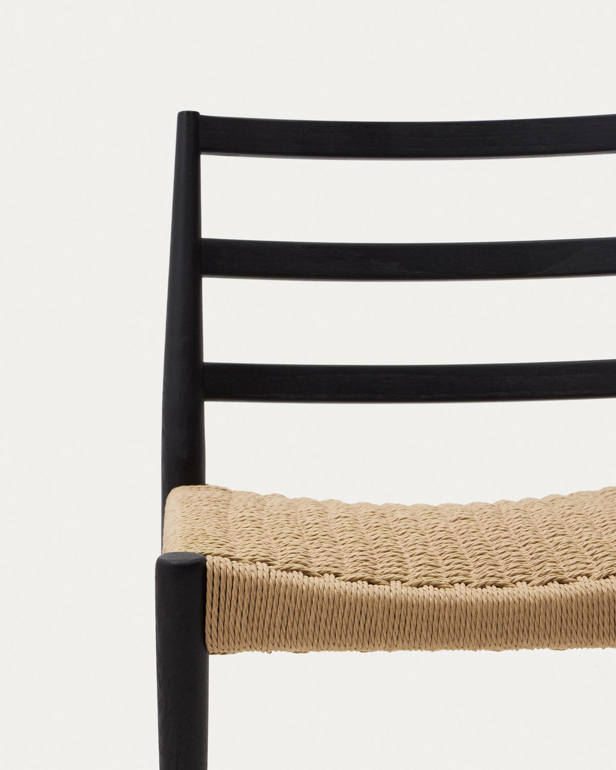 Analy Stuhl aus massivem Eichenholz mit schwarzem Finish und Sitzfläche aus Seil FSC Mix Credit in Schwarz, Natur präsentiert im Onlineshop von KAQTU Design AG. Stuhl ist von Kave Home