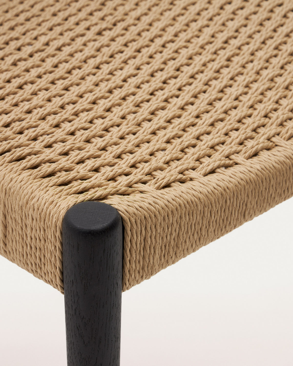 Analy Stuhl aus massivem Eichenholz mit schwarzem Finish und Sitzfläche aus Seil FSC Mix Credit in Schwarz, Natur präsentiert im Onlineshop von KAQTU Design AG. Stuhl ist von Kave Home