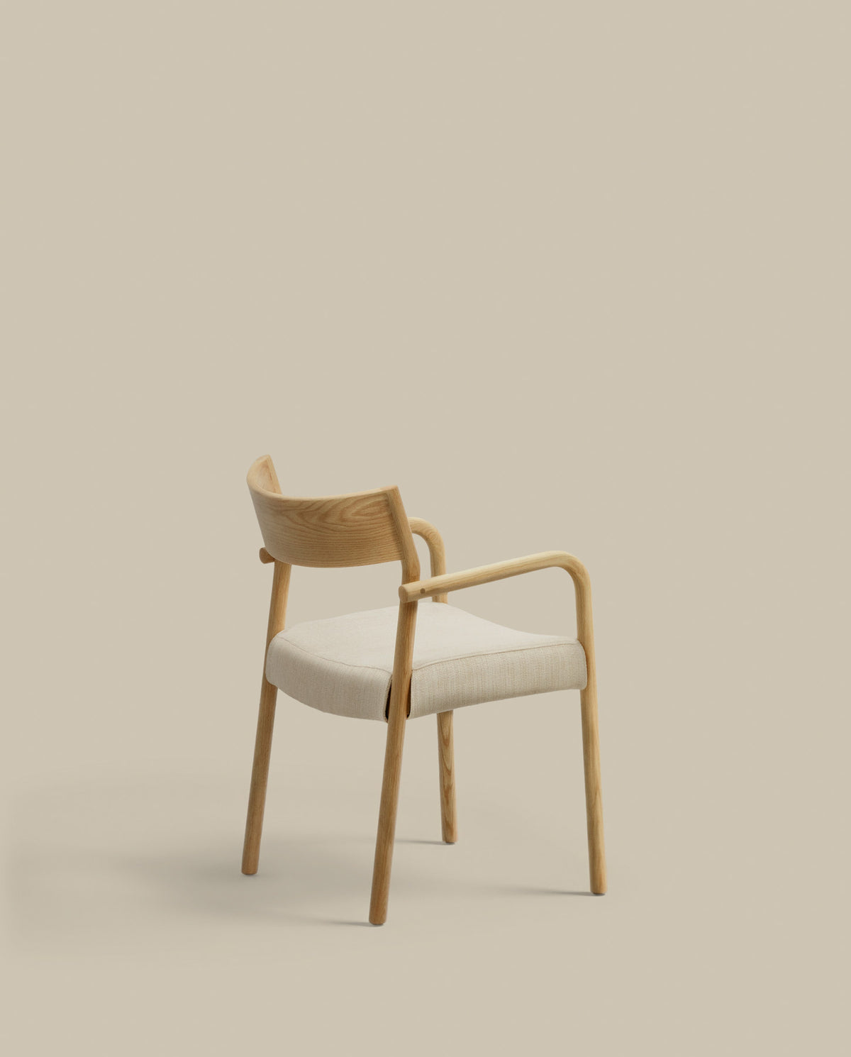 Falconera Stuhl mit abziehbarem Bezug aus massivem Eichenholz naturfarben FSC Mix Credit in Beige, Natur präsentiert im Onlineshop von KAQTU Design AG. Stuhl mit Armlehne ist von Kave Home