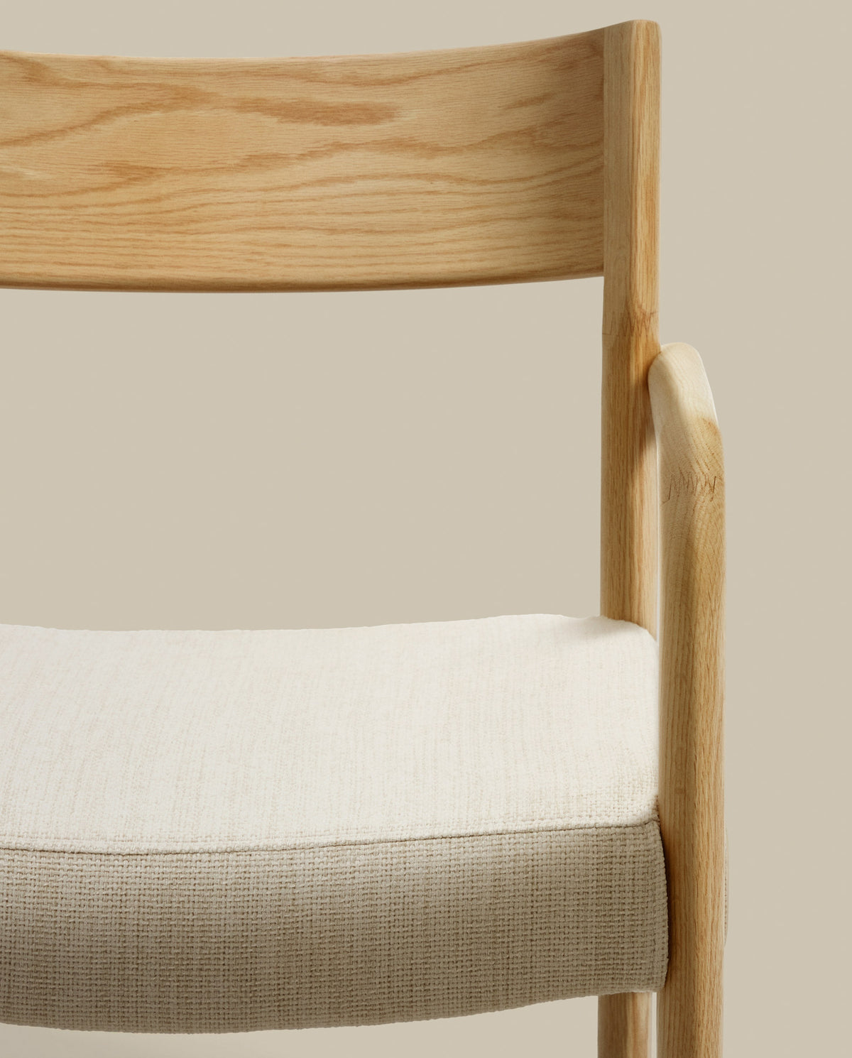 Falconera Stuhl mit abziehbarem Bezug aus massivem Eichenholz naturfarben FSC Mix Credit in Beige, Natur präsentiert im Onlineshop von KAQTU Design AG. Stuhl mit Armlehne ist von Kave Home