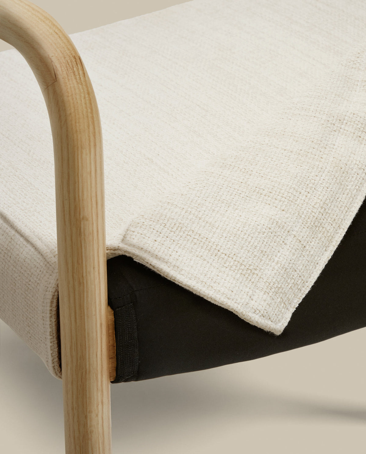 Falconera Stuhl mit abziehbarem Bezug aus massivem Eichenholz naturfarben FSC Mix Credit in Beige, Natur präsentiert im Onlineshop von KAQTU Design AG. Stuhl mit Armlehne ist von Kave Home