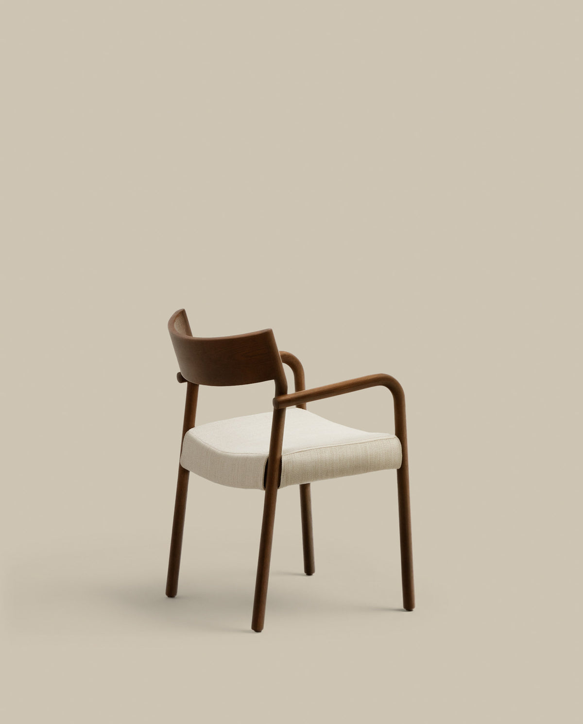Falconera Stuhl mit abziehbarem Bezug massives Eichenholz mit Nussbaumfinish FSC Mix Credit in Beige, Braun präsentiert im Onlineshop von KAQTU Design AG. Stuhl mit Armlehne ist von Kave Home