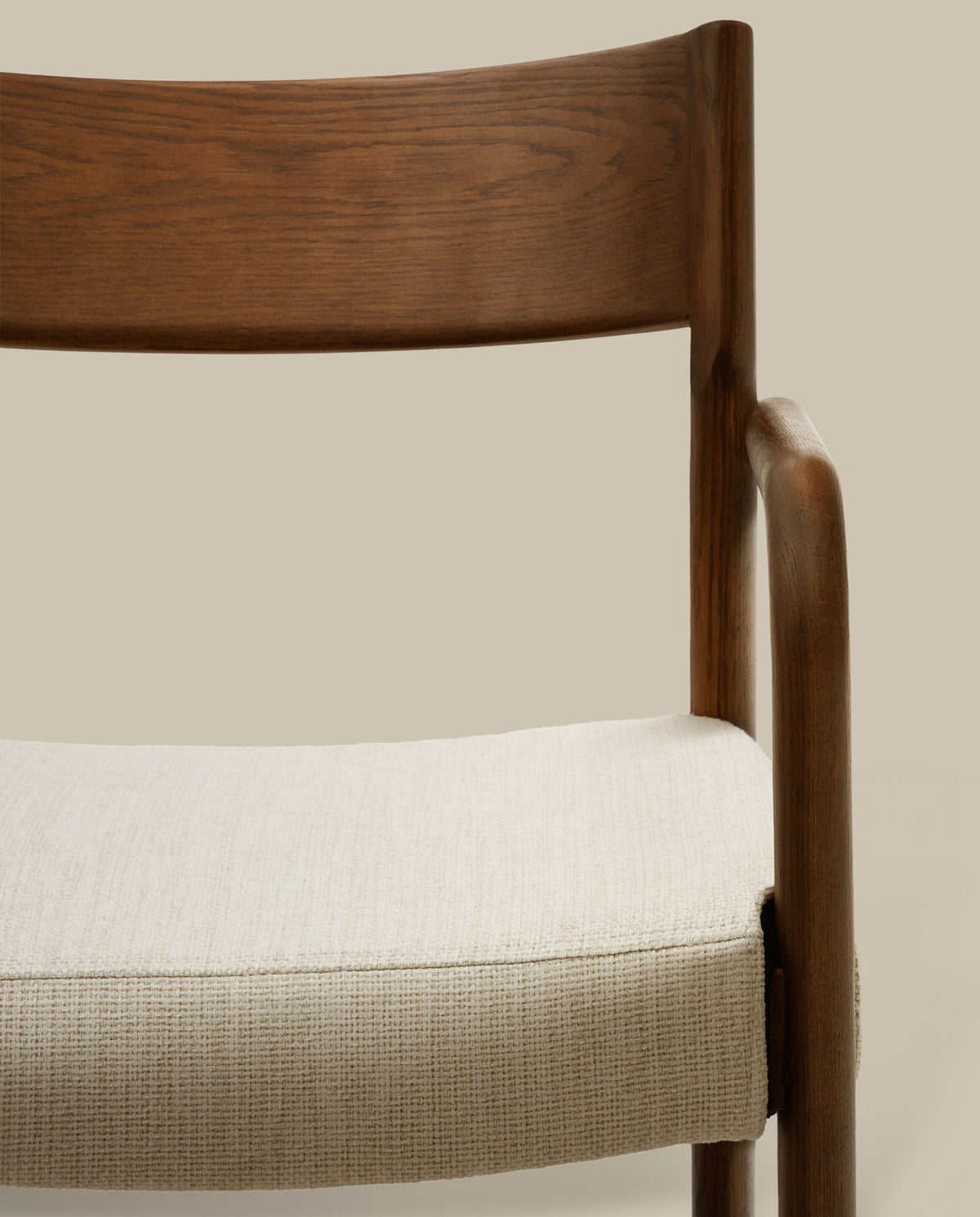 Falconera Stuhl mit abziehbarem Bezug massives Eichenholz mit Nussbaumfinish FSC Mix Credit in Beige, Braun präsentiert im Onlineshop von KAQTU Design AG. Stuhl mit Armlehne ist von Kave Home