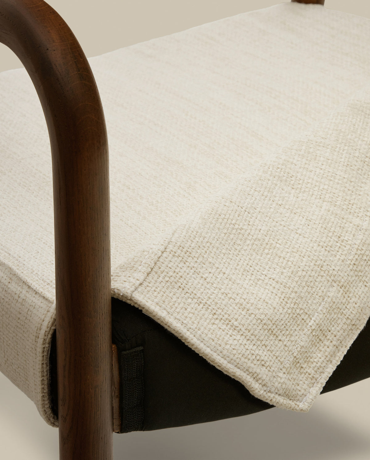 Falconera Stuhl mit abziehbarem Bezug massives Eichenholz mit Nussbaumfinish FSC Mix Credit in Beige, Braun präsentiert im Onlineshop von KAQTU Design AG. Stuhl mit Armlehne ist von Kave Home